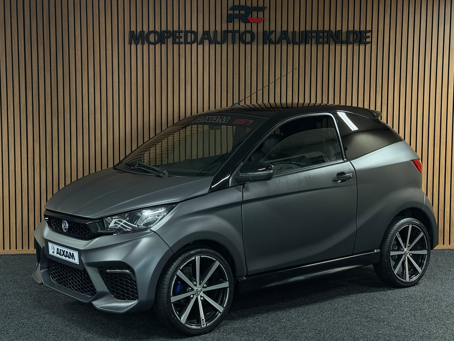 Aixam GTI Coupe Matt Grau 2023 / Apple Carplay / Spotify / DAB+ | 8 PS Kubota Motor | 45 km/h | Rückfahrkamera | Innerhalb 250 KM Kostenlose Lieferung | Mopedauto | Leichtmobile
