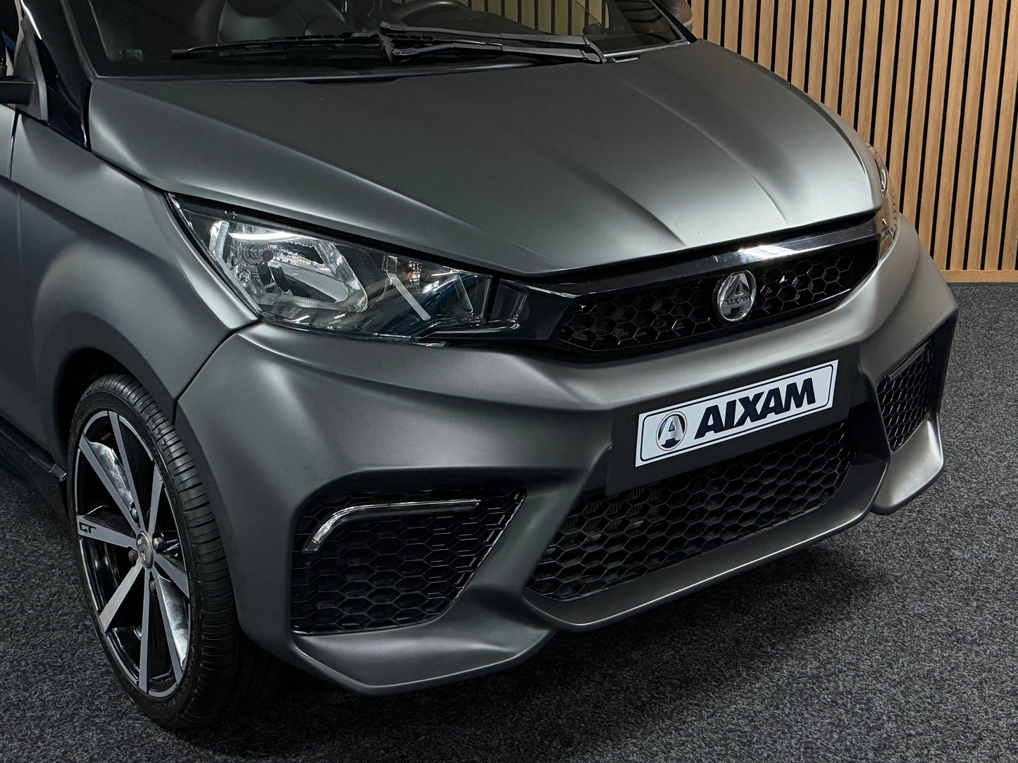 Aixam GTI Coupe Matt Grau 2023 / Apple Carplay / Spotify / DAB+ | 8 PS Kubota Motor | 45 km/h | Rückfahrkamera | Innerhalb 250 KM Kostenlose Lieferung | Mopedauto | Leichtmobile