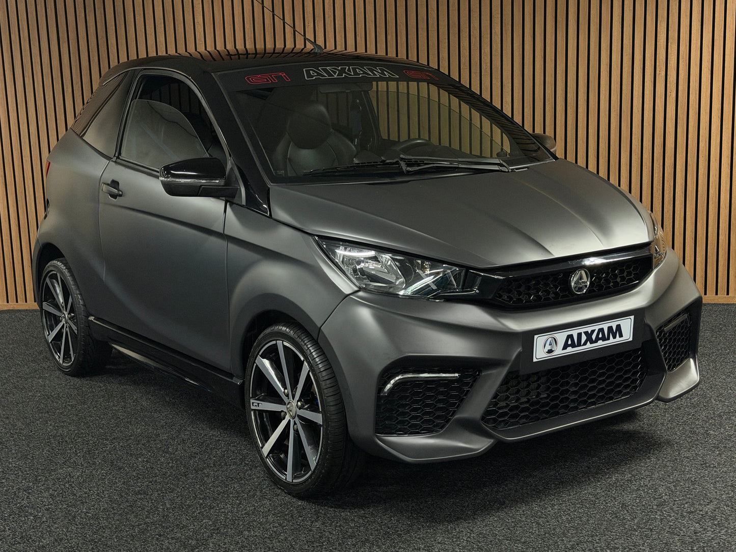 Aixam GTI Coupe Matt Grau 2023 / Apple Carplay / Spotify / DAB+ | 8 PS Kubota Motor | 45 km/h | Rückfahrkamera | Innerhalb 250 KM Kostenlose Lieferung | Mopedauto | Leichtmobile