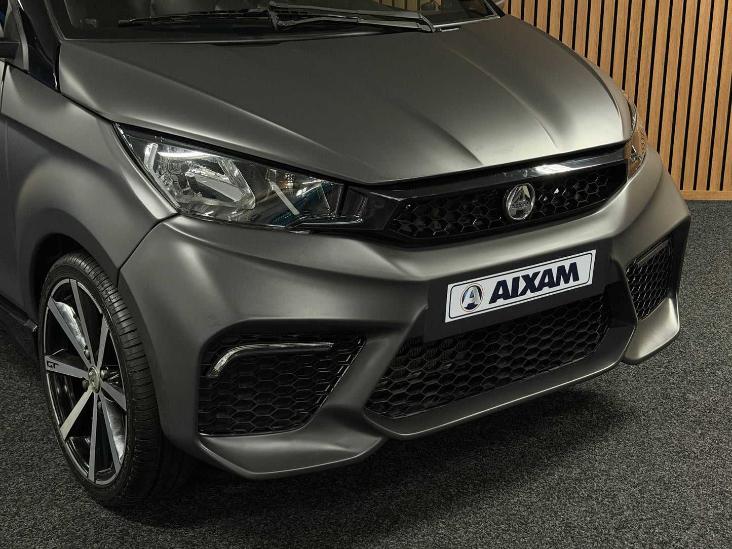 Aixam GTI Coupe Matt Grau 2023 / Apple Carplay / Spotify / DAB+ | 8 PS Kubota Motor | 45 km/h | Rückfahrkamera | Innerhalb 250 KM Kostenlose Lieferung | Mopedauto | Leichtmobile
