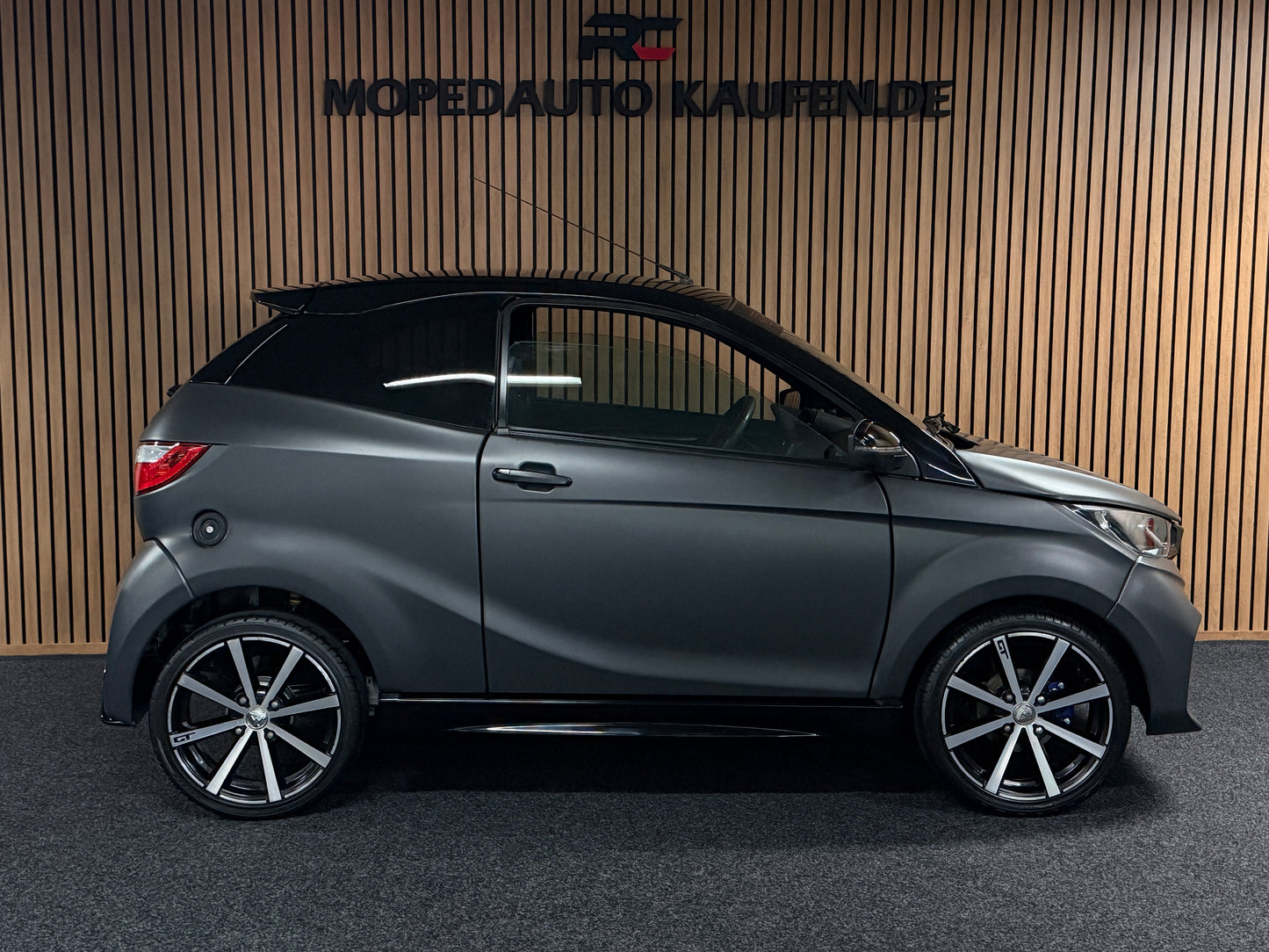 Aixam GTI Coupe Matt Grau 2023 / Apple Carplay / Spotify / DAB+ | 8 PS Kubota Motor | 45 km/h | Rückfahrkamera | Innerhalb 250 KM Kostenlose Lieferung | Mopedauto | Leichtmobile
