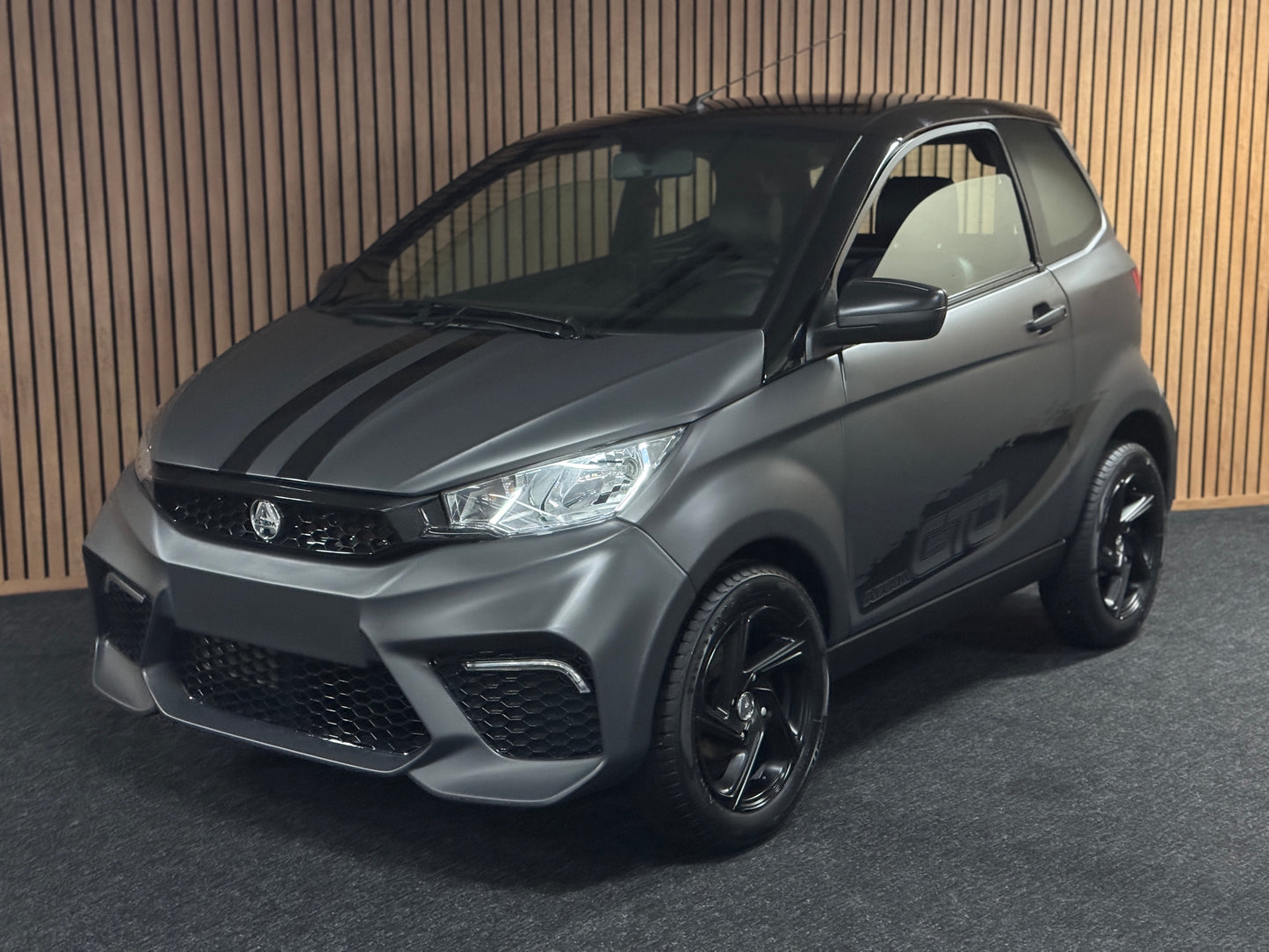 Aixam City Sport Matt Grau | Gr. Multi-Media | 8 PS Motor | 45 km/h | Rückfahrkamera | Innerhalb 250 KM Kostenlose Lieferung | Mopedauto | Leichtmobile