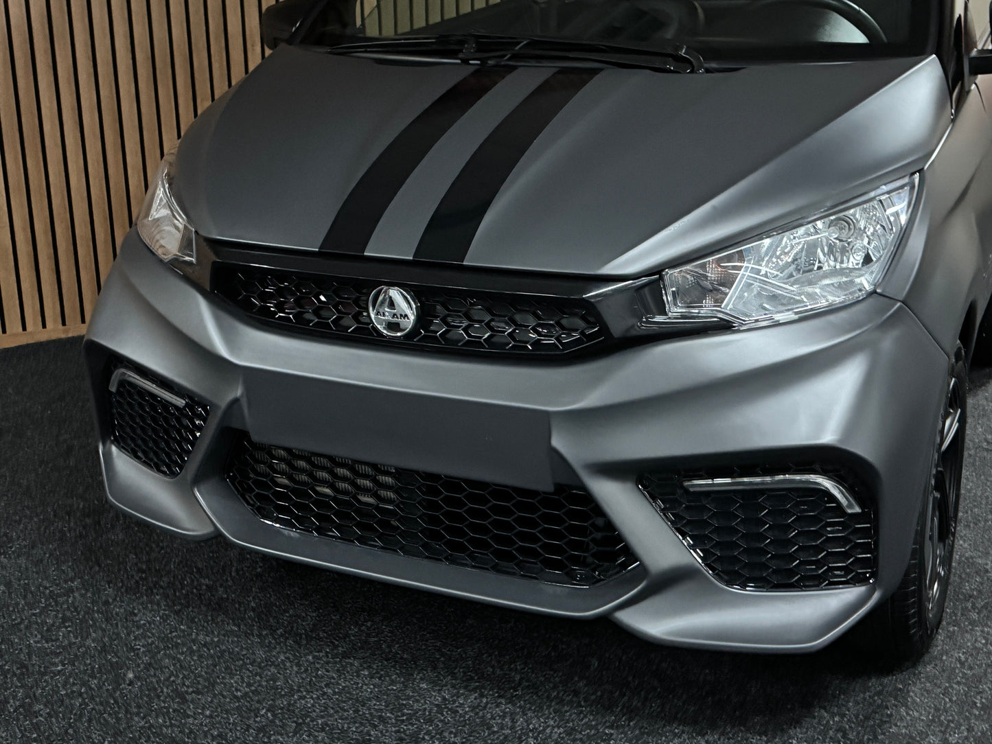 Aixam City Sport Matt Grau | Gr. Multi-Media | 8 PS Motor | 45 km/h | Rückfahrkamera | Innerhalb 250 KM Kostenlose Lieferung | Mopedauto | Leichtmobile