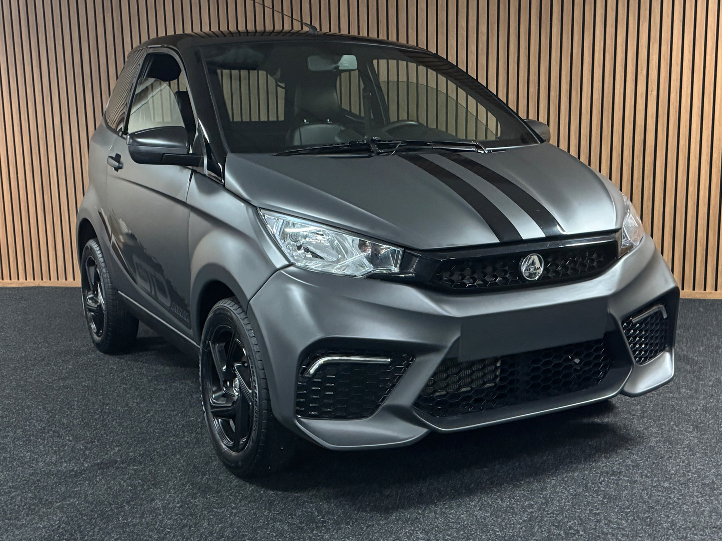 Aixam City Sport Matt Grau | Gr. Multi-Media | 8 PS Motor | 45 km/h | Rückfahrkamera | Innerhalb 250 KM Kostenlose Lieferung | Mopedauto | Leichtmobile