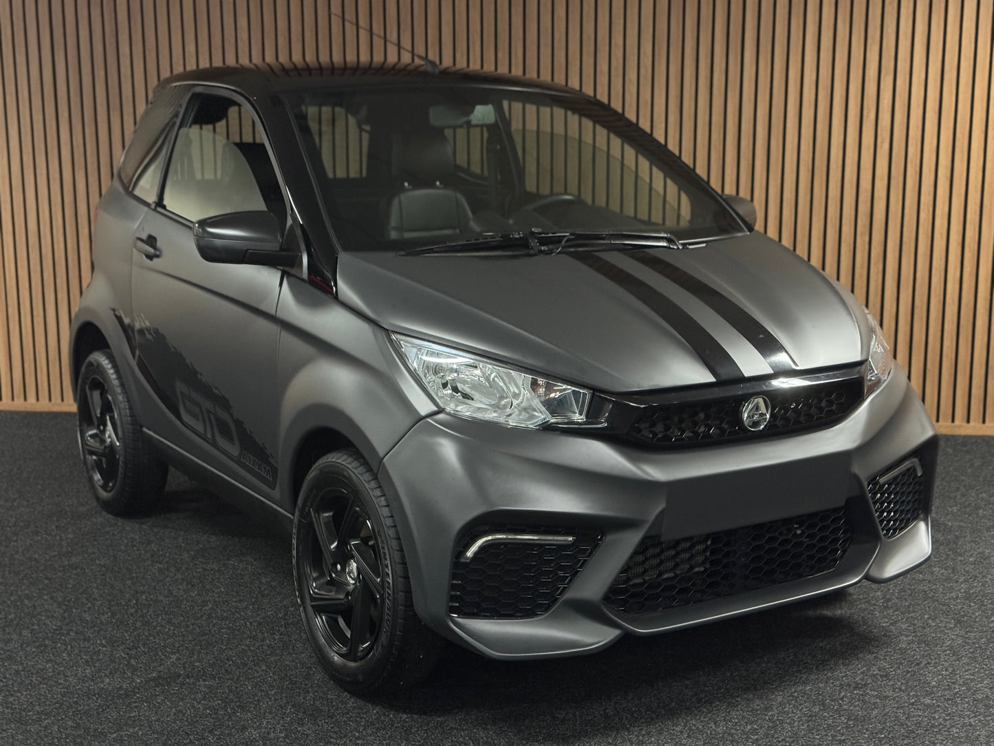 Aixam City Sport Matt Grau | Gr. Multi-Media | 8 PS Motor | 45 km/h | Rückfahrkamera | Innerhalb 250 KM Kostenlose Lieferung | Mopedauto | Leichtmobile