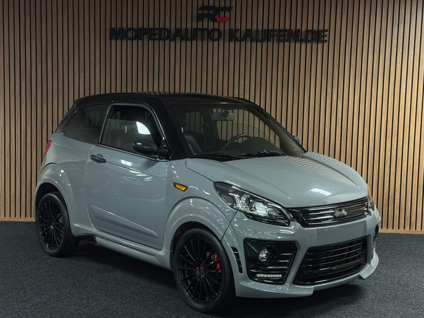 Ligier JS50 Ultimate Sport Nardo Grey | 8 PS leiser DCI Motor | 45 km/h | Rückfahrkamera | Innerhalb 250 KM Kostenlose Lieferung | Mopedauto | Leichtmobile