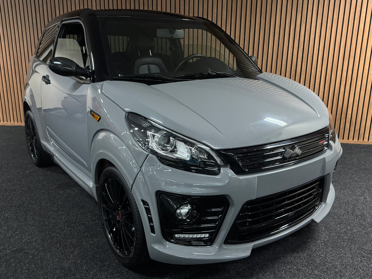 Ligier JS50 Ultimate Sport Nardo Grey | 8 PS leiser DCI Motor | 45 km/h | Rückfahrkamera | Innerhalb 250 KM Kostenlose Lieferung | Mopedauto | Leichtmobile