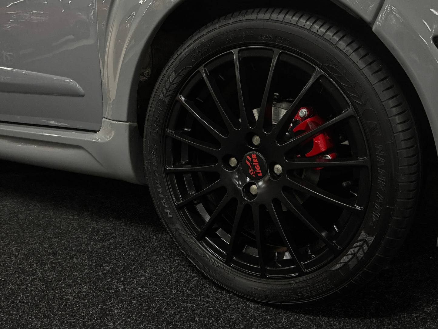 Ligier JS50 Ultimate Sport Nardo Grey | 8 PS leiser DCI Motor | 45 km/h | Rückfahrkamera | Innerhalb 250 KM Kostenlose Lieferung | Mopedauto | Leichtmobile