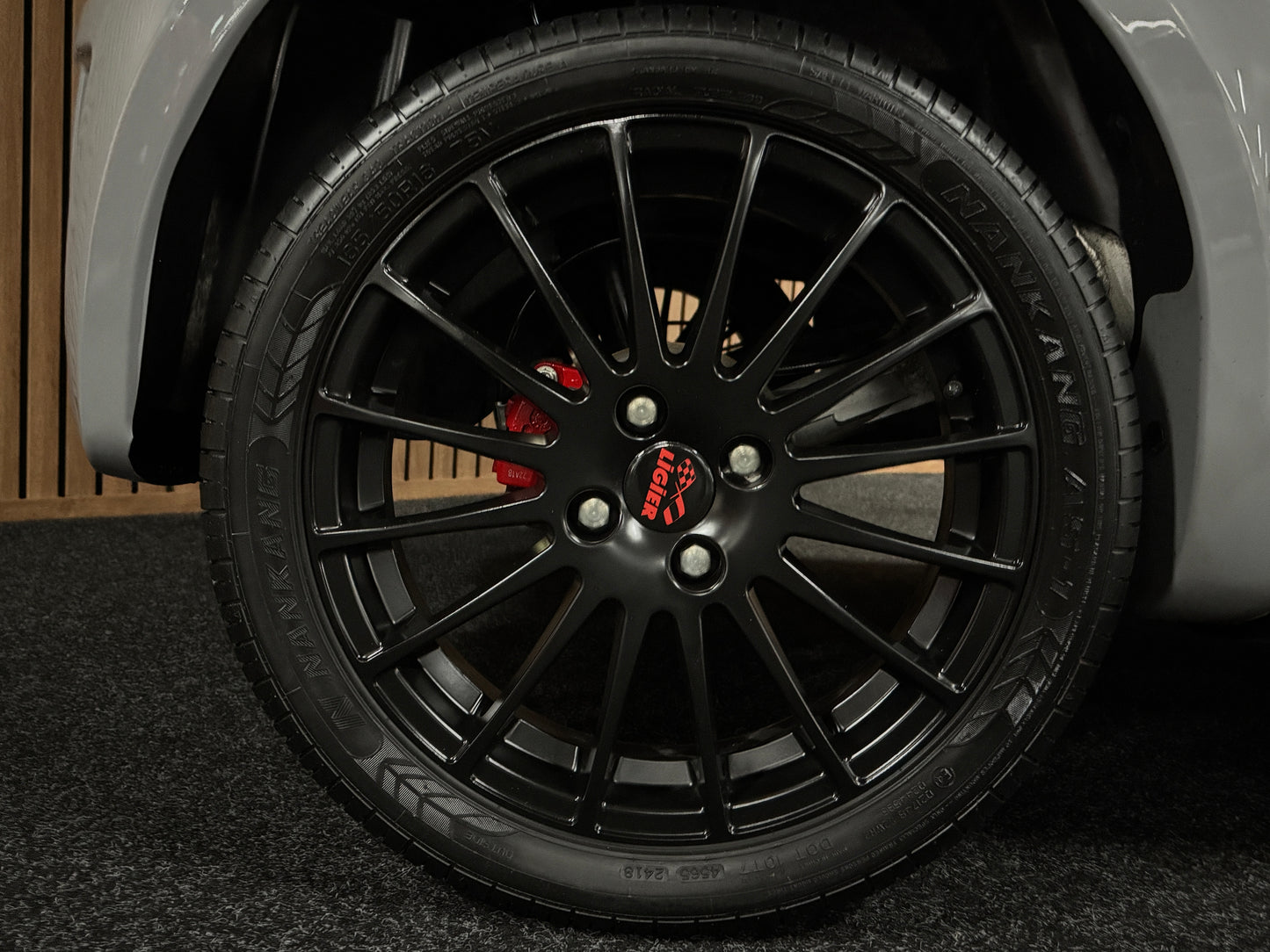 Ligier JS50 Ultimate Sport Nardo Grey | 8 PS leiser DCI Motor | 45 km/h | Rückfahrkamera | Innerhalb 250 KM Kostenlose Lieferung | Mopedauto | Leichtmobile