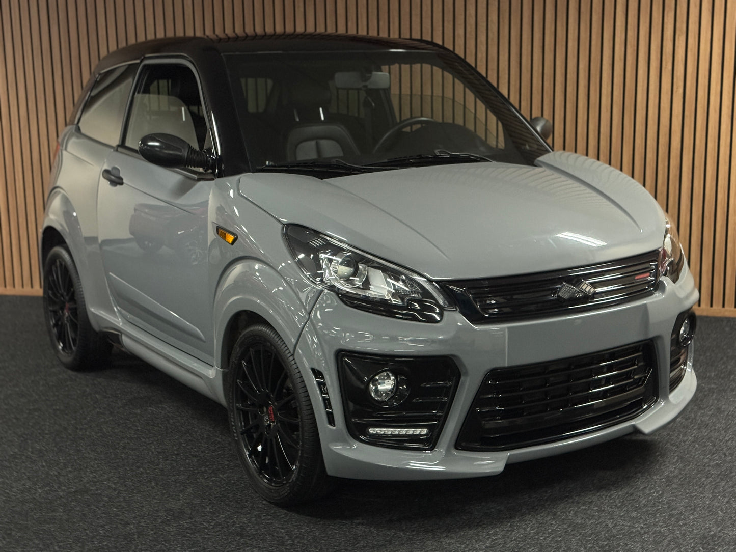 Ligier JS50 Ultimate Sport Nardo Grey | 8 PS leiser DCI Motor | 45 km/h | Rückfahrkamera | Innerhalb 250 KM Kostenlose Lieferung | Mopedauto | Leichtmobile