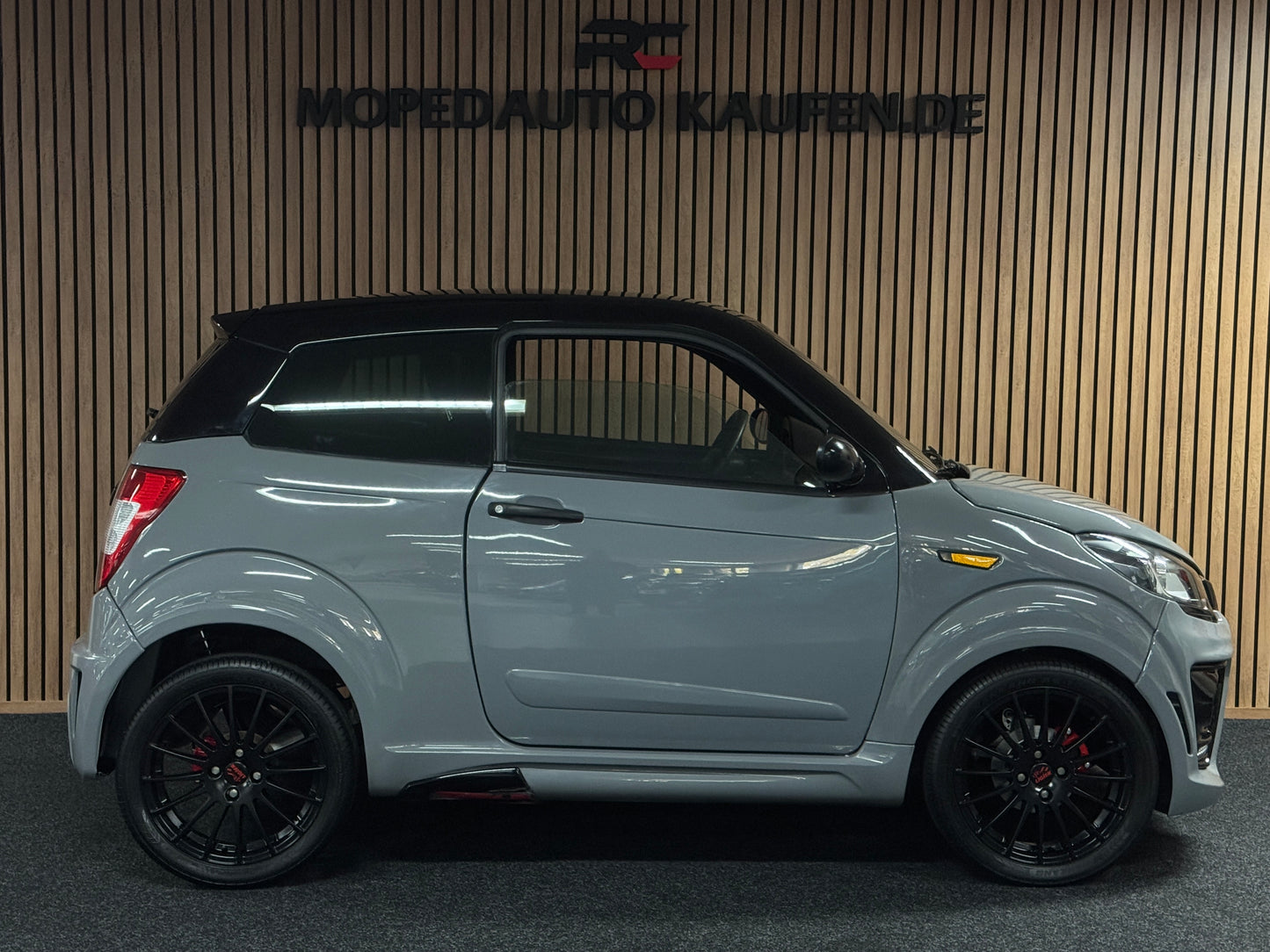 Ligier JS50 Ultimate Sport Nardo Grey | 8 PS leiser DCI Motor | 45 km/h | Rückfahrkamera | Innerhalb 250 KM Kostenlose Lieferung | Mopedauto | Leichtmobile