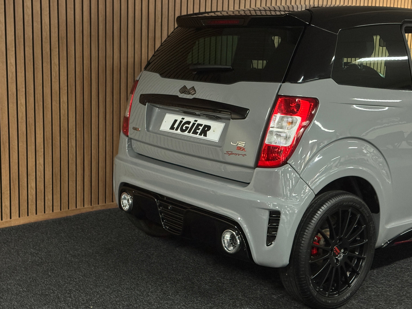 Ligier JS50 Ultimate Sport Nardo Grey | 8 PS leiser DCI Motor | 45 km/h | Rückfahrkamera | Innerhalb 250 KM Kostenlose Lieferung | Mopedauto | Leichtmobile