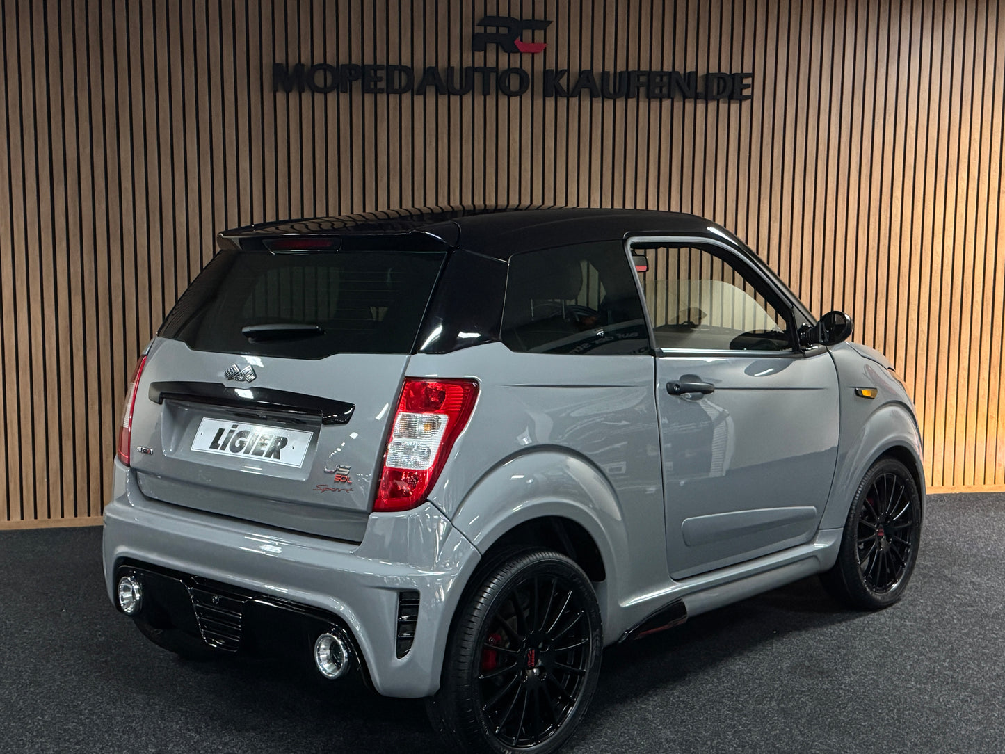 Ligier JS50 Ultimate Sport Nardo Grey | 8 PS leiser DCI Motor | 45 km/h | Rückfahrkamera | Innerhalb 250 KM Kostenlose Lieferung | Mopedauto | Leichtmobile