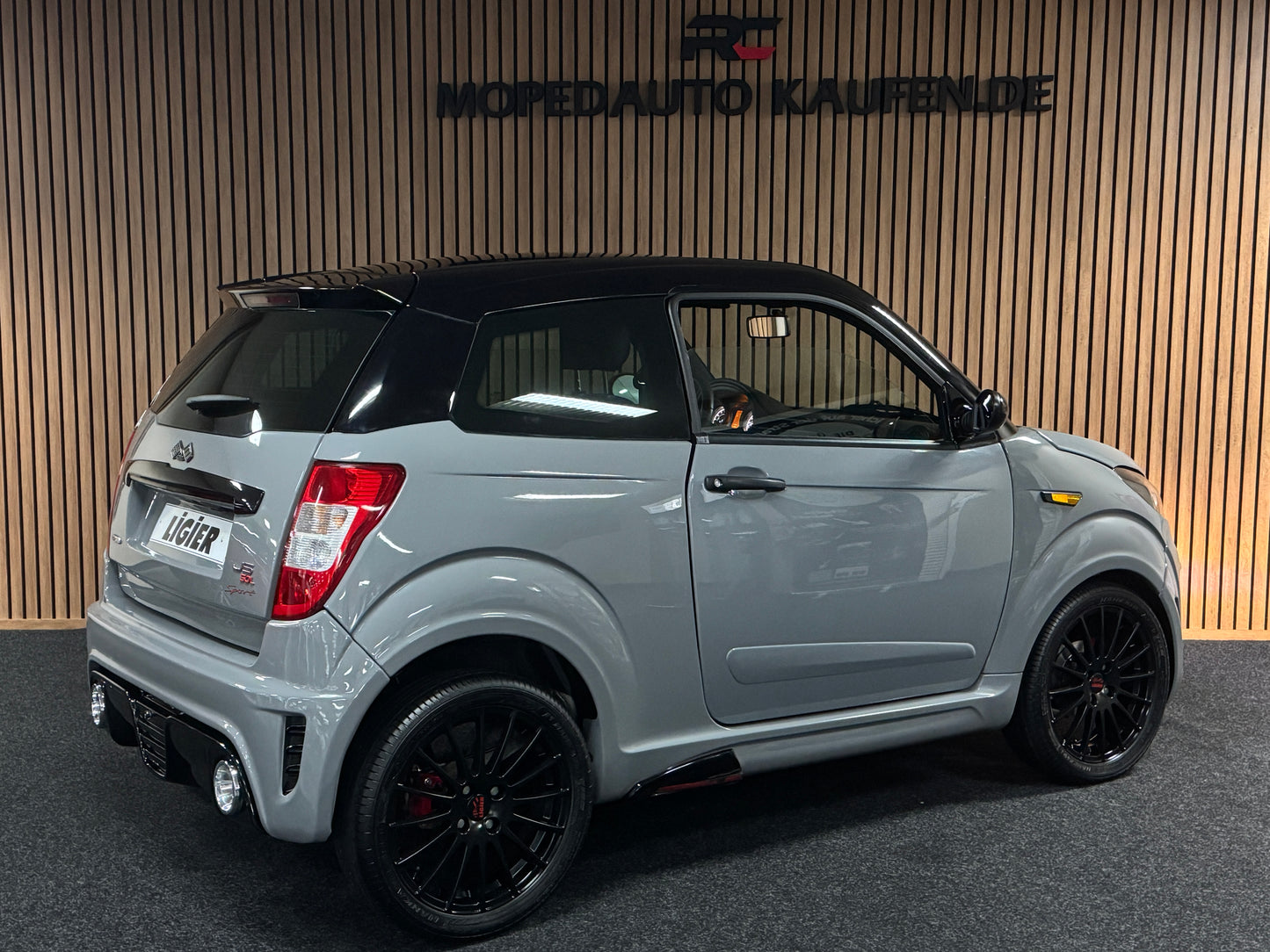 Ligier JS50 Ultimate Sport Nardo Grey | 8 PS leiser DCI Motor | 45 km/h | Rückfahrkamera | Innerhalb 250 KM Kostenlose Lieferung | Mopedauto | Leichtmobile