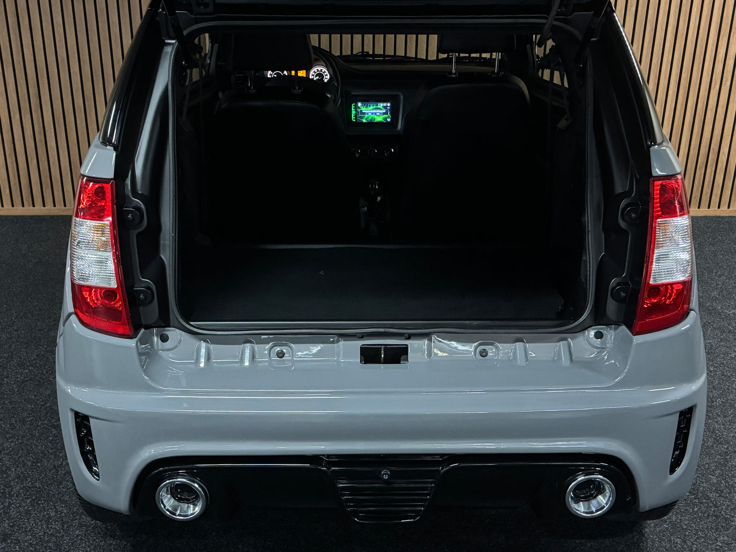 Ligier JS50 Ultimate Sport Nardo Grey | 8 PS leiser DCI Motor | 45 km/h | Rückfahrkamera | Innerhalb 250 KM Kostenlose Lieferung | Mopedauto | Leichtmobile