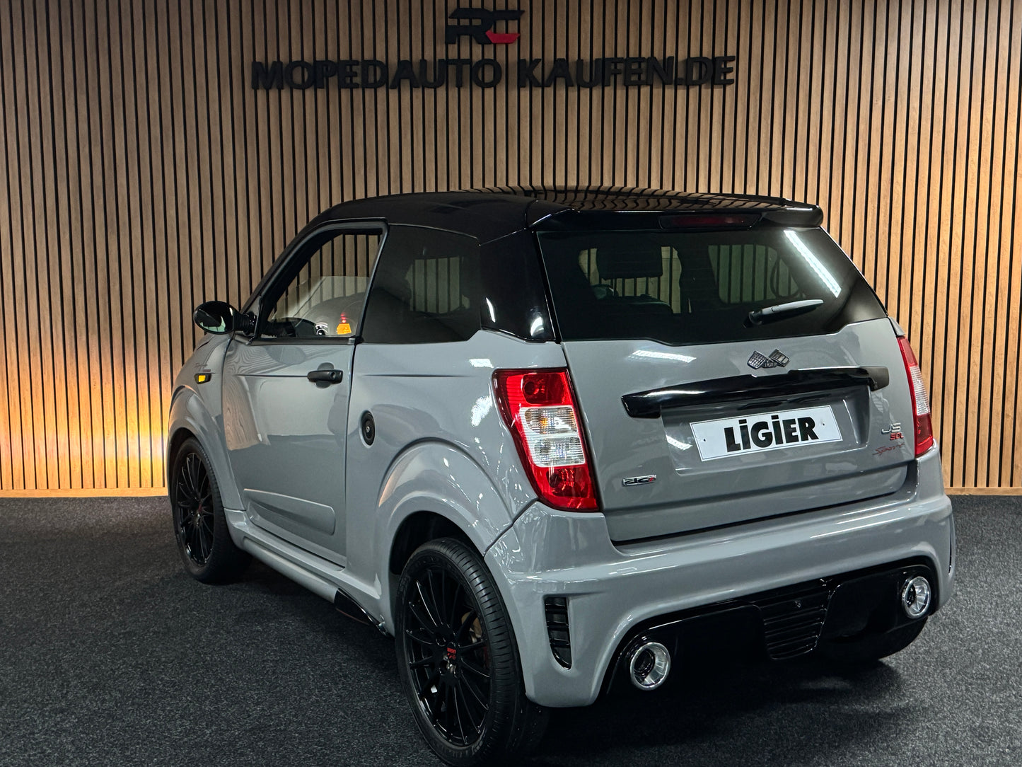 Ligier JS50 Ultimate Sport Nardo Grey | 8 PS leiser DCI Motor | 45 km/h | Rückfahrkamera | Innerhalb 250 KM Kostenlose Lieferung | Mopedauto | Leichtmobile