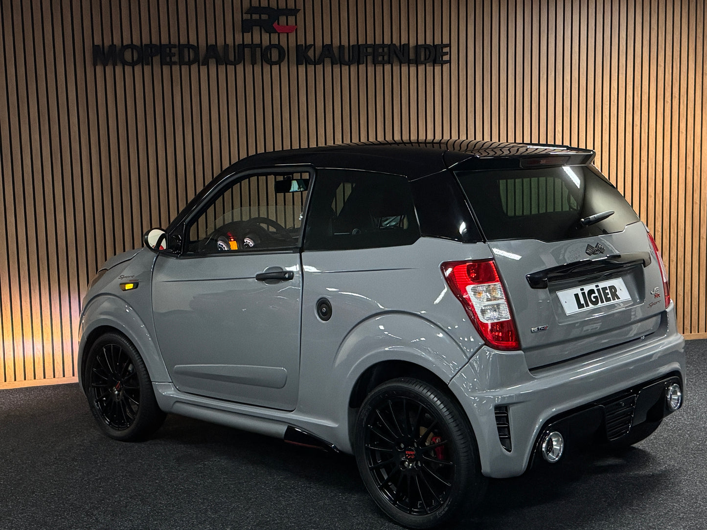 Ligier JS50 Ultimate Sport Nardo Grey | 8 PS leiser DCI Motor | 45 km/h | Rückfahrkamera | Innerhalb 250 KM Kostenlose Lieferung | Mopedauto | Leichtmobile