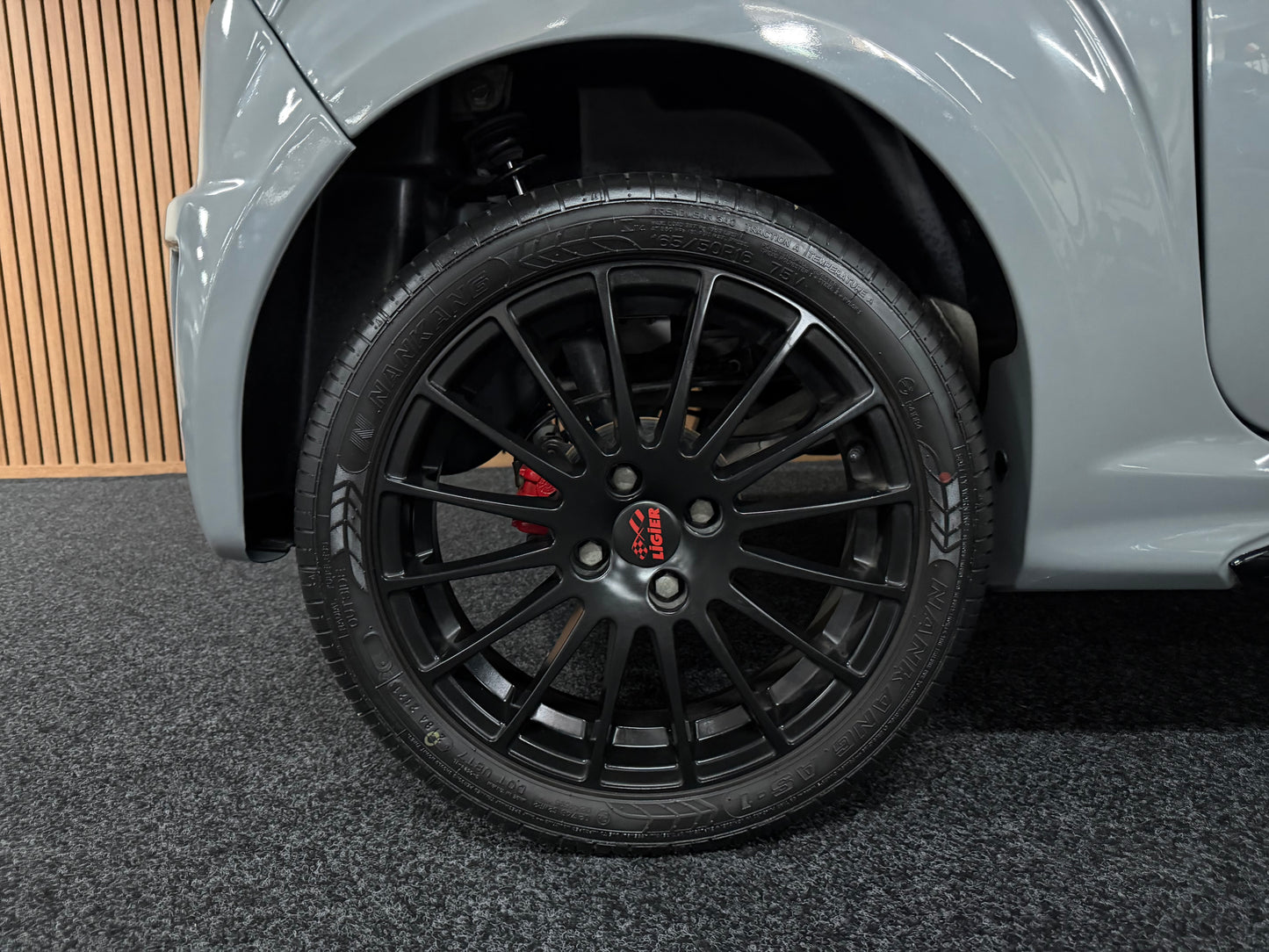 Ligier JS50 Ultimate Sport Nardo Grau | KLIMA | 8 PS leiser DCI Motor | 45 km/h | Rückfahrkamera | Innerhalb 250 KM Kostenlose Lieferung | Mopedauto | Leichtmobile