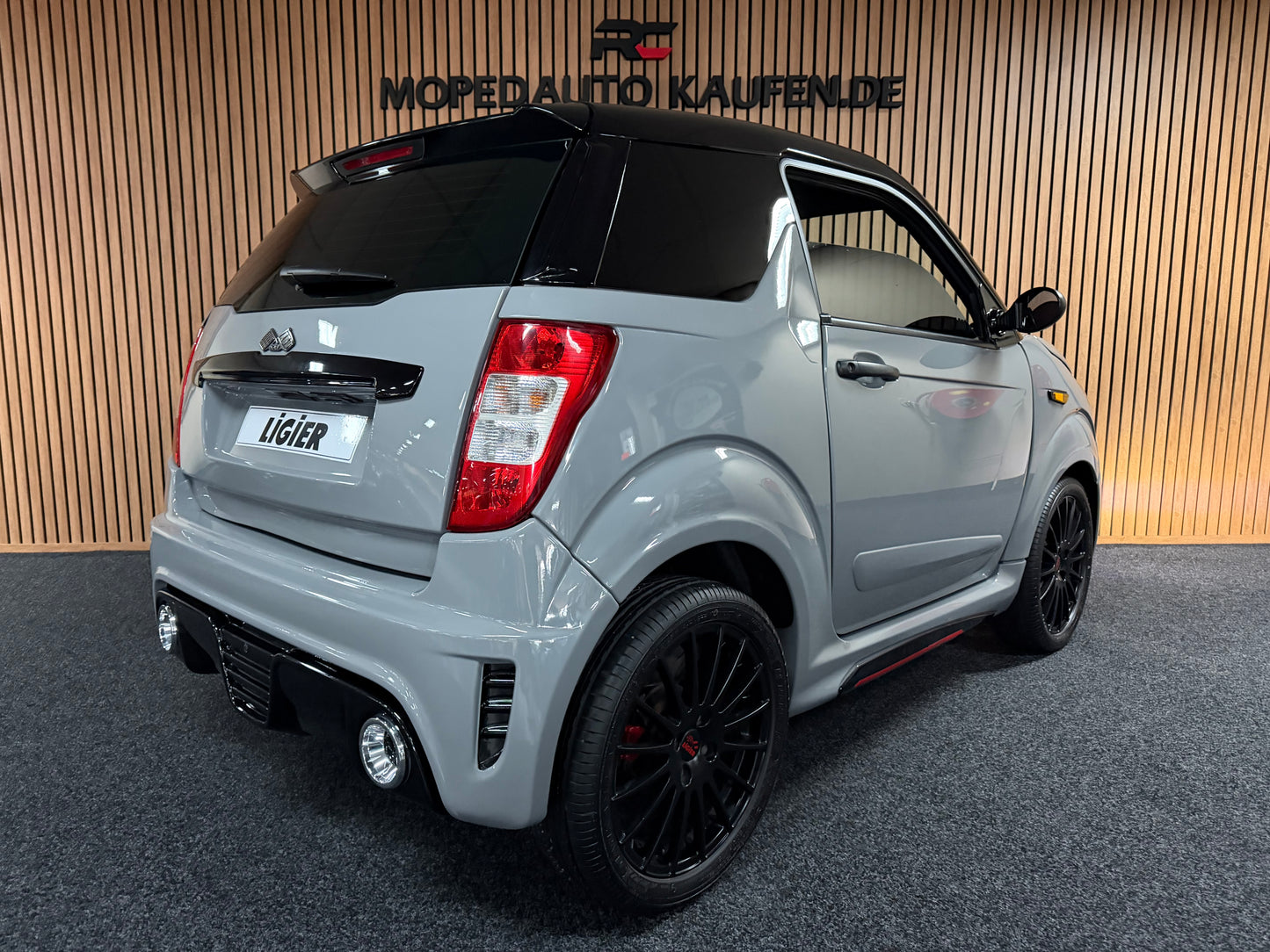 Ligier JS50 Ultimate Sport Nardo Grau | KLIMA | 8 PS leiser DCI Motor | 45 km/h | Rückfahrkamera | Innerhalb 250 KM Kostenlose Lieferung | Mopedauto | Leichtmobile
