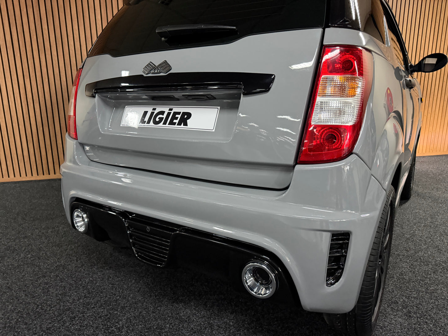 Ligier JS50 Ultimate Sport Nardo Grau | KLIMA | 8 PS leiser DCI Motor | 45 km/h | Rückfahrkamera | Innerhalb 250 KM Kostenlose Lieferung | Mopedauto | Leichtmobile