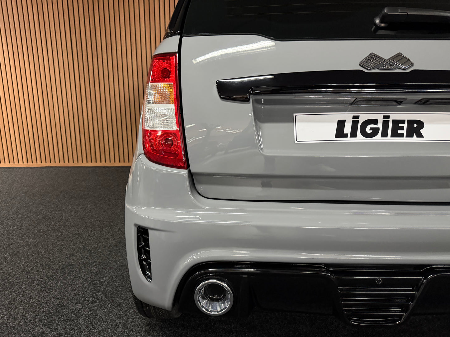 Ligier JS50 Ultimate Sport Nardo Grau | KLIMA | 8 PS leiser DCI Motor | 45 km/h | Rückfahrkamera | Innerhalb 250 KM Kostenlose Lieferung | Mopedauto | Leichtmobile
