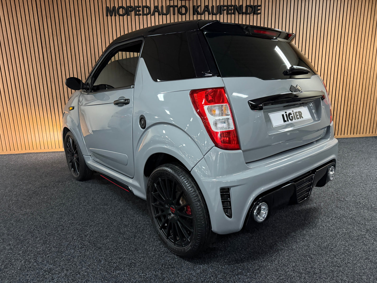 Ligier JS50 Ultimate Sport Nardo Grau | KLIMA | 8 PS leiser DCI Motor | 45 km/h | Rückfahrkamera | Innerhalb 250 KM Kostenlose Lieferung | Mopedauto | Leichtmobile