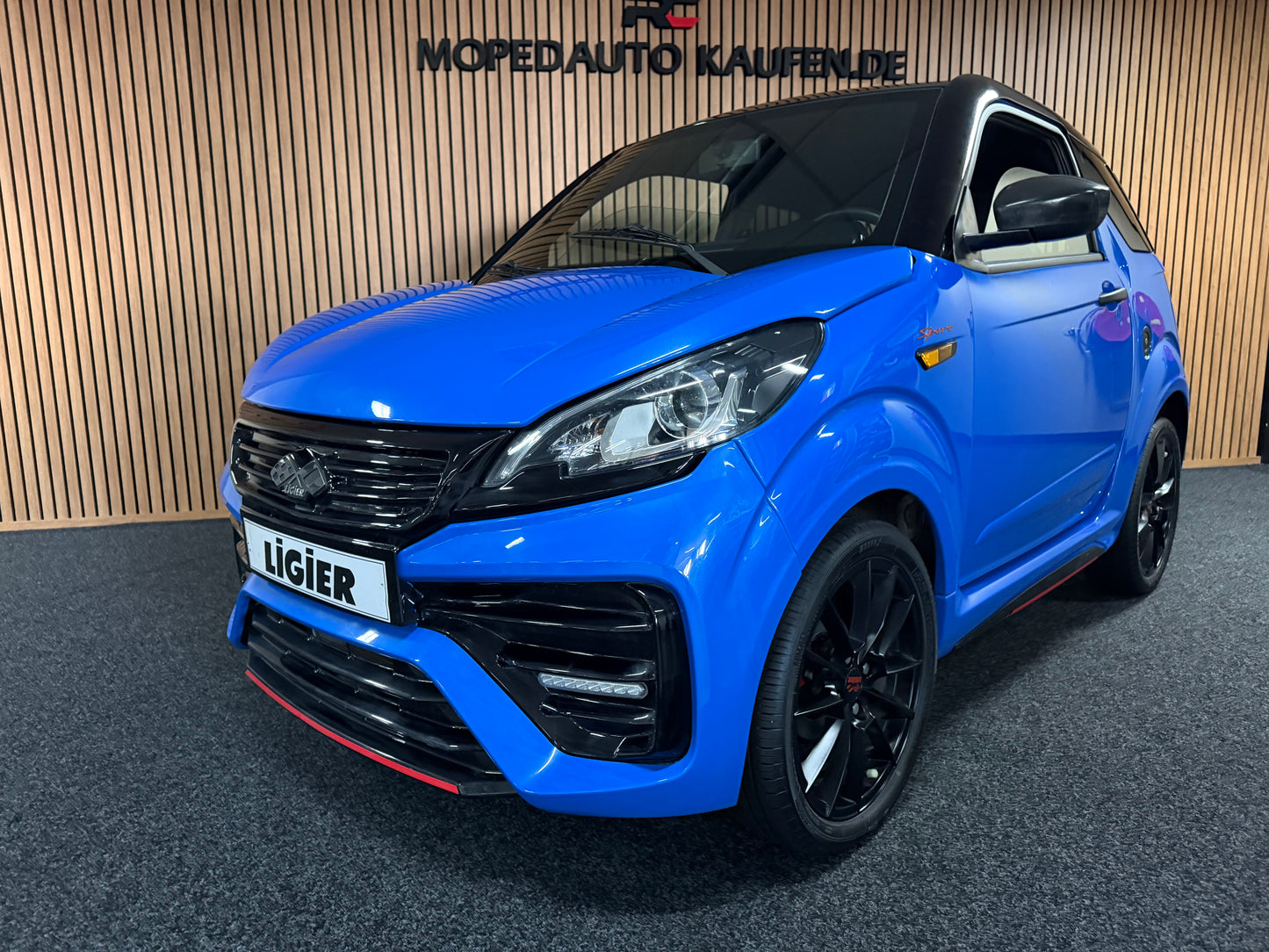 Ligier JS50 Ultimate Blau  | Servolenkung | DAB + / Apple Carplay Ambilight  | 8 PS leiser DCI Motor | 45 km/h | Rückfahrkamera | Innerhalb 250 KM Kostenlose Lieferung | Mopedauto | Leichtmobile
