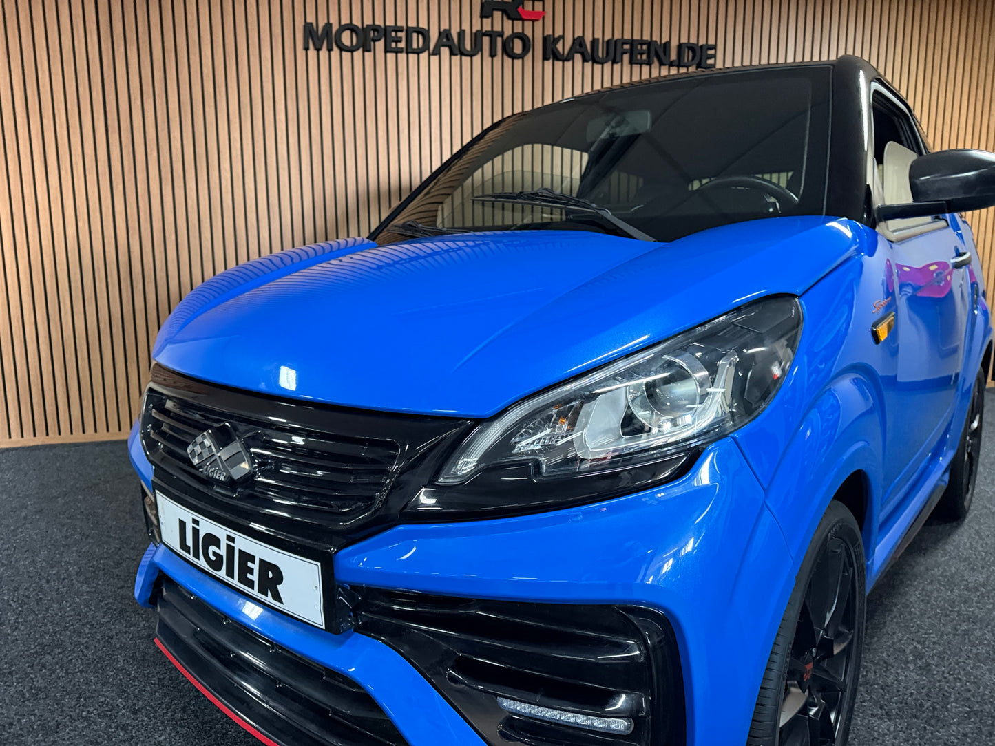 Ligier JS50 Ultimate Blau  | Servolenkung | DAB + / Apple Carplay Ambilight  | 8 PS leiser DCI Motor | 45 km/h | Rückfahrkamera | Innerhalb 250 KM Kostenlose Lieferung | Mopedauto | Leichtmobile
