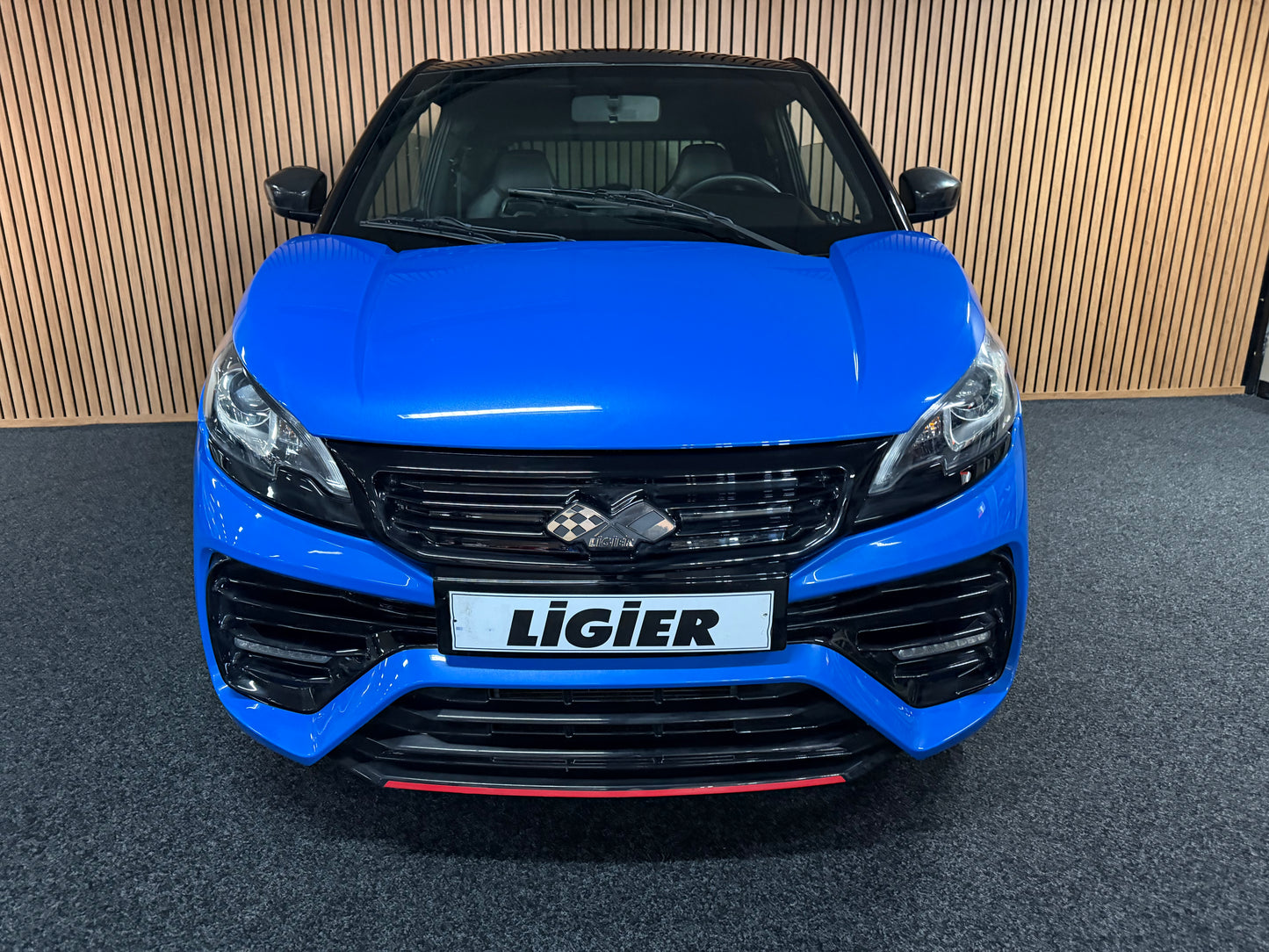 Ligier JS50 Ultimate Blau  | Servolenkung | DAB + / Apple Carplay Ambilight  | 8 PS leiser DCI Motor | 45 km/h | Rückfahrkamera | Innerhalb 250 KM Kostenlose Lieferung | Mopedauto | Leichtmobile