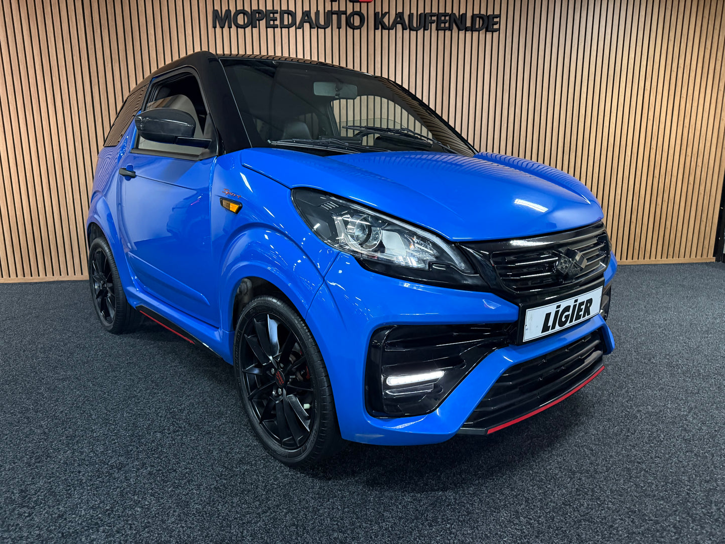 Ligier JS50 Ultimate Blau  | Servolenkung | DAB + / Apple Carplay Ambilight  | 8 PS leiser DCI Motor | 45 km/h | Rückfahrkamera | Innerhalb 250 KM Kostenlose Lieferung | Mopedauto | Leichtmobile