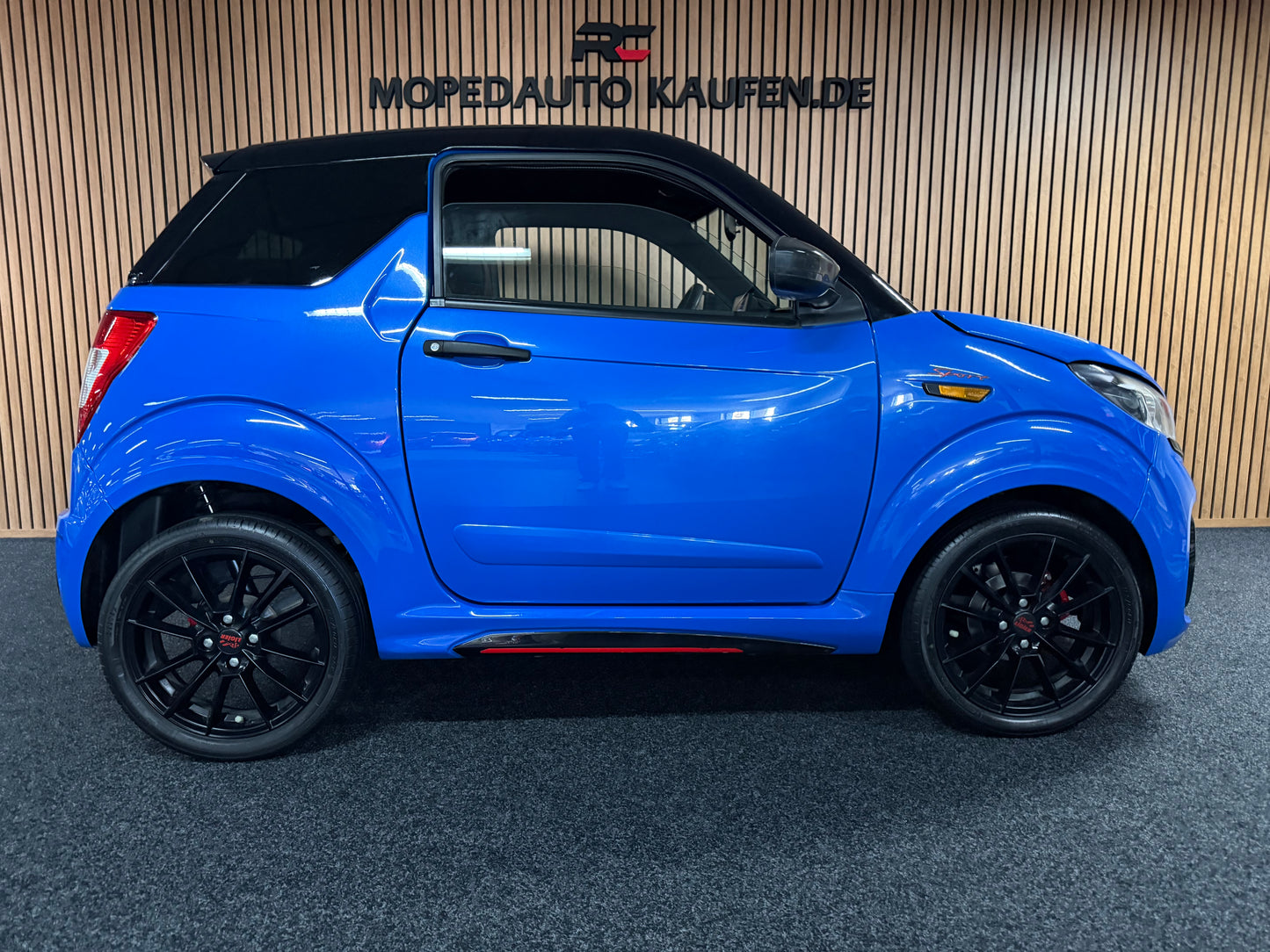 Ligier JS50 Ultimate Blau  | Servolenkung | DAB + / Apple Carplay Ambilight  | 8 PS leiser DCI Motor | 45 km/h | Rückfahrkamera | Innerhalb 250 KM Kostenlose Lieferung | Mopedauto | Leichtmobile
