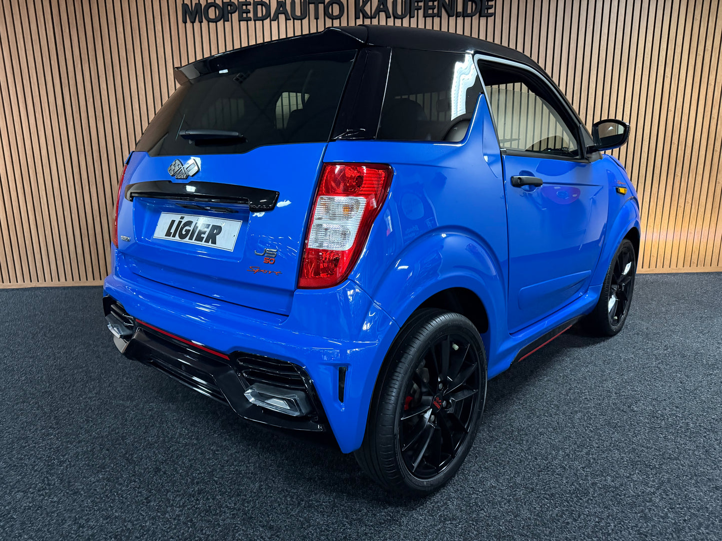 Ligier JS50 Ultimate Blau  | Servolenkung | DAB + / Apple Carplay Ambilight  | 8 PS leiser DCI Motor | 45 km/h | Rückfahrkamera | Innerhalb 250 KM Kostenlose Lieferung | Mopedauto | Leichtmobile