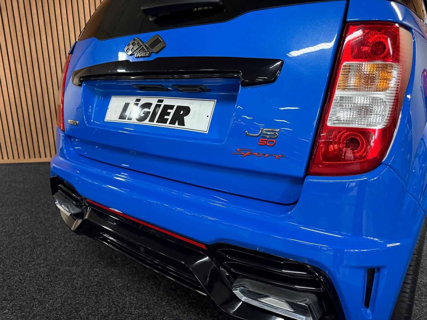 Ligier JS50 Ultimate Blau  | Servolenkung | DAB + / Apple Carplay Ambilight  | 8 PS leiser DCI Motor | 45 km/h | Rückfahrkamera | Innerhalb 250 KM Kostenlose Lieferung | Mopedauto | Leichtmobile