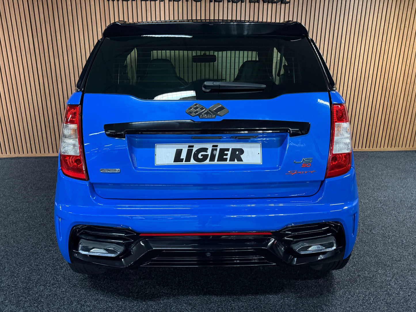 Ligier JS50 Ultimate Blau  | Servolenkung | DAB + / Apple Carplay Ambilight  | 8 PS leiser DCI Motor | 45 km/h | Rückfahrkamera | Innerhalb 250 KM Kostenlose Lieferung | Mopedauto | Leichtmobile
