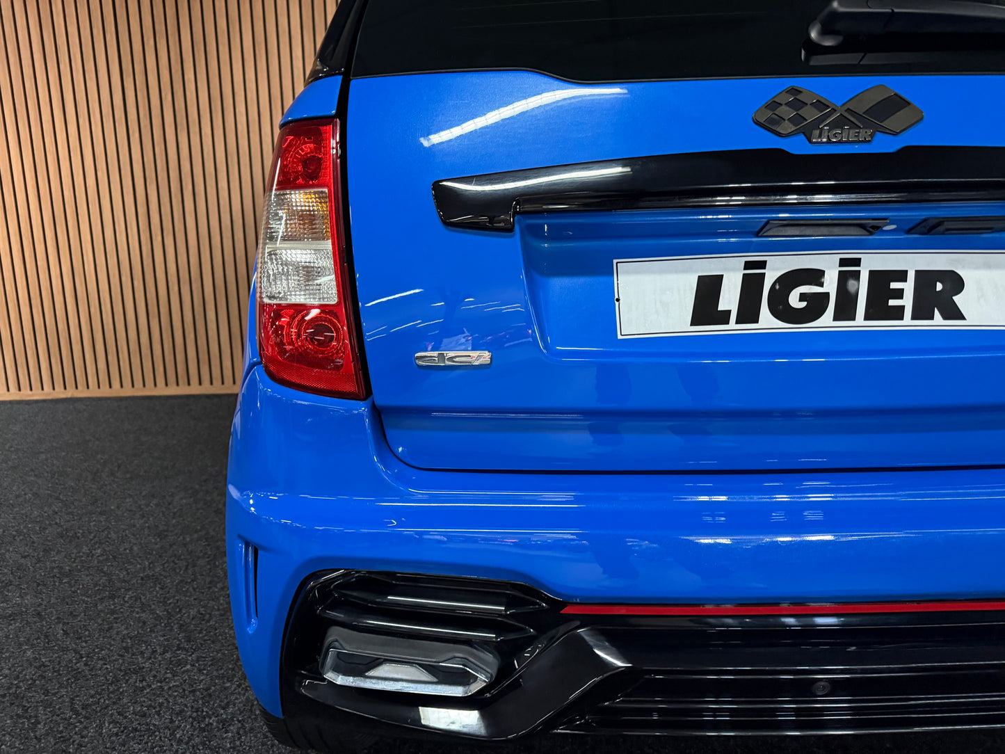 Ligier JS50 Ultimate Blau  | Servolenkung | DAB + / Apple Carplay Ambilight  | 8 PS leiser DCI Motor | 45 km/h | Rückfahrkamera | Innerhalb 250 KM Kostenlose Lieferung | Mopedauto | Leichtmobile