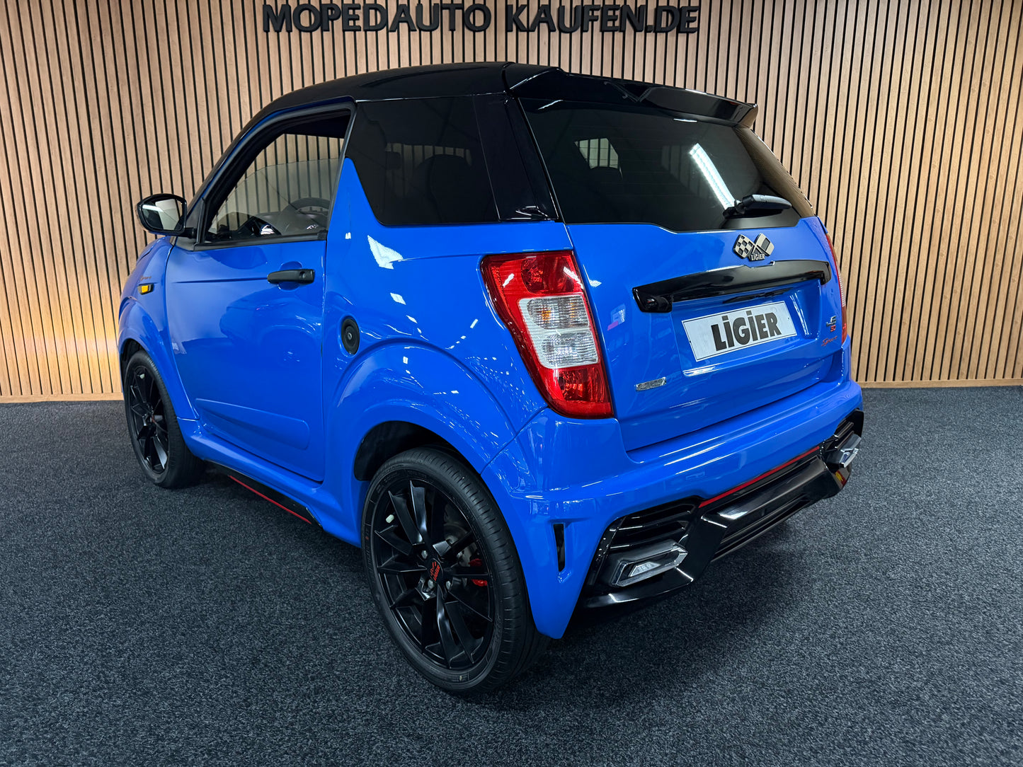 Ligier JS50 Ultimate Blau  | Servolenkung | DAB + / Apple Carplay Ambilight  | 8 PS leiser DCI Motor | 45 km/h | Rückfahrkamera | Innerhalb 250 KM Kostenlose Lieferung | Mopedauto | Leichtmobile