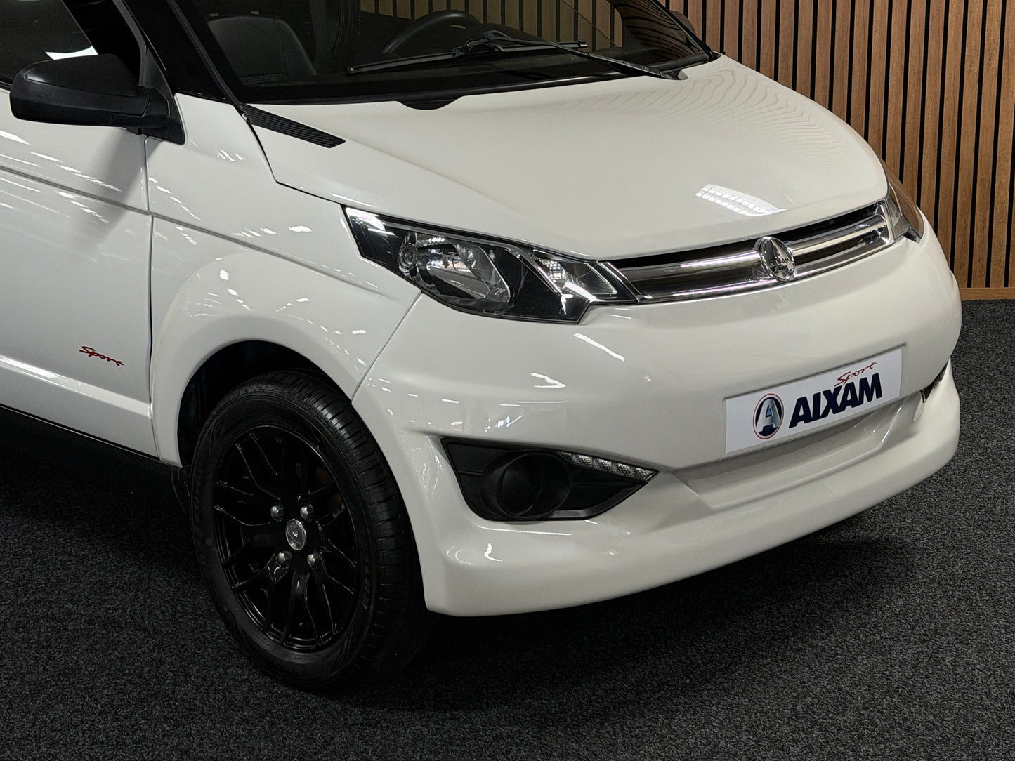Aixam City Sport 45 km/h – Microcar – 45 km/h – Fahrbar ab 15 | 8 PS Kubota | Rückfahrkamera | Multi-Media Touch | 45 km/h | Innerhalb 250 KM Kostenlose Lieferung | Mopedauto | Leichtmobile