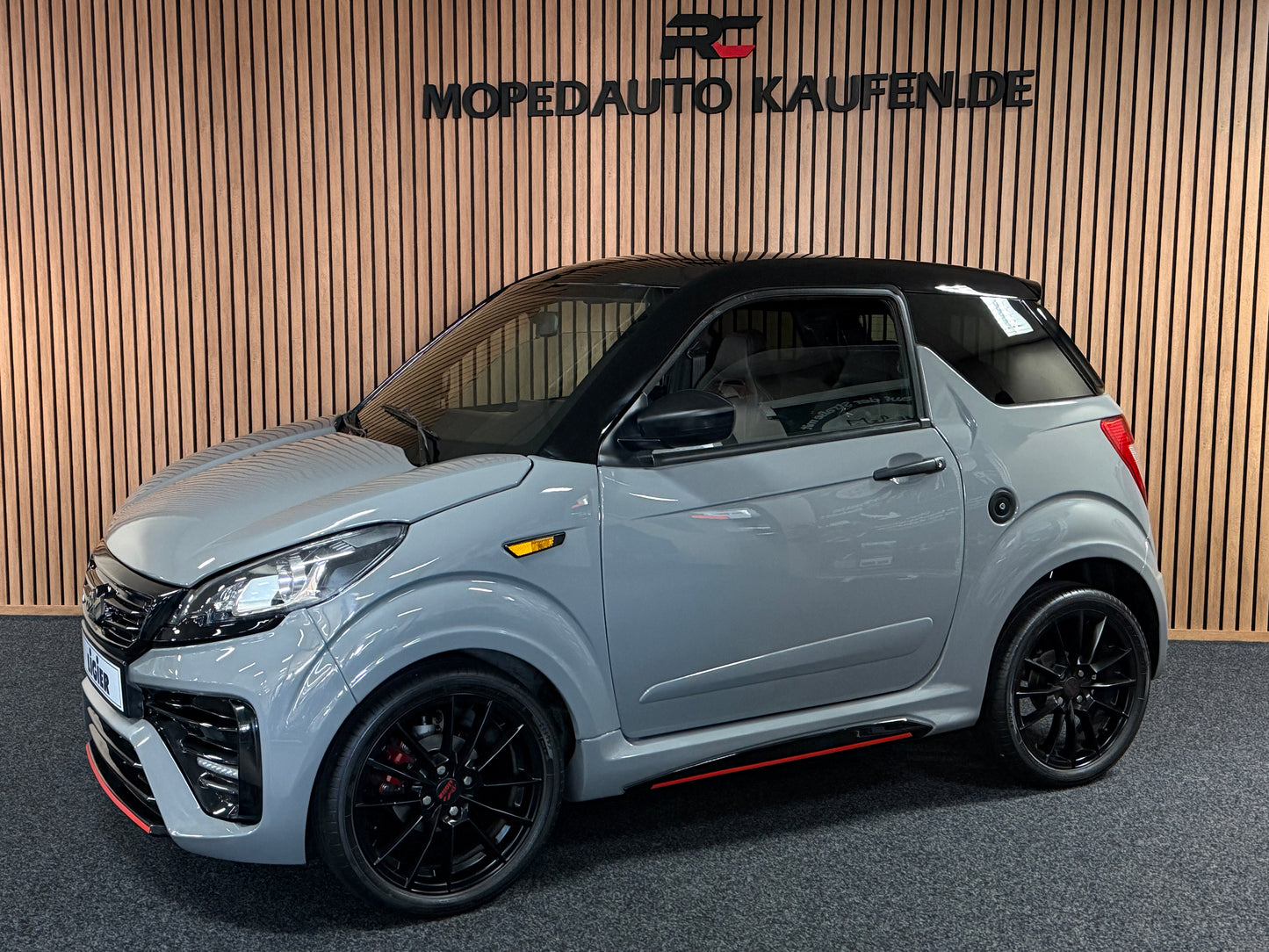 Ligier JS50 Ultimate Nardo Grau | Servolenkung | DAB + / Apple Carplay Ambilight | 8 PS leiser DCI Motor | 45 km/h | Rückfahrkamera | Innerhalb 250 KM Kostenlose Lieferung | Mopedauto | Leichtmobile