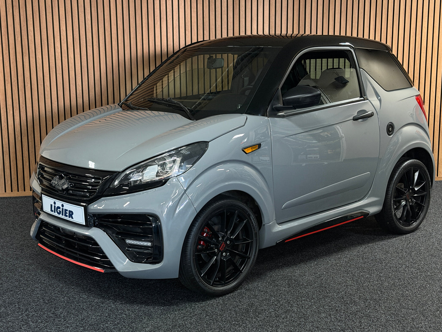 Ligier JS50 Ultimate Nardo Grau | Servolenkung | DAB + / Apple Carplay Ambilight | 8 PS leiser DCI Motor | 45 km/h | Rückfahrkamera | Innerhalb 250 KM Kostenlose Lieferung | Mopedauto | Leichtmobile