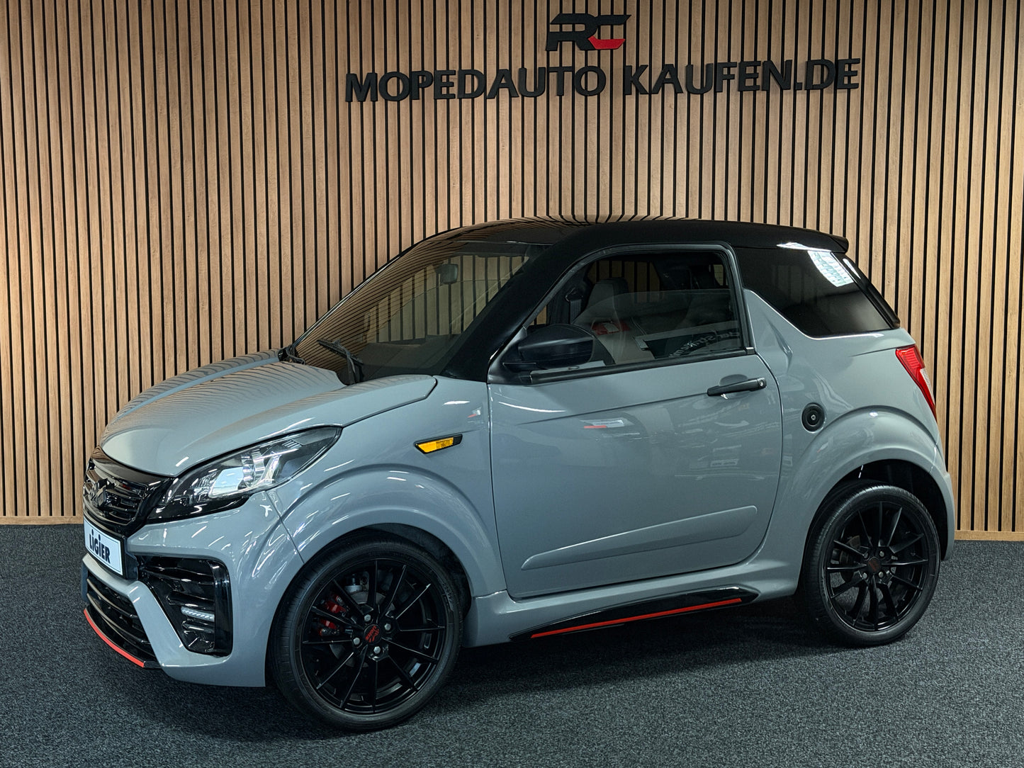 Ligier JS50 Ultimate Nardo Grau | Servolenkung | DAB + / Apple Carplay Ambilight | 8 PS leiser DCI Motor | 45 km/h | Rückfahrkamera | Innerhalb 250 KM Kostenlose Lieferung | Mopedauto | Leichtmobile