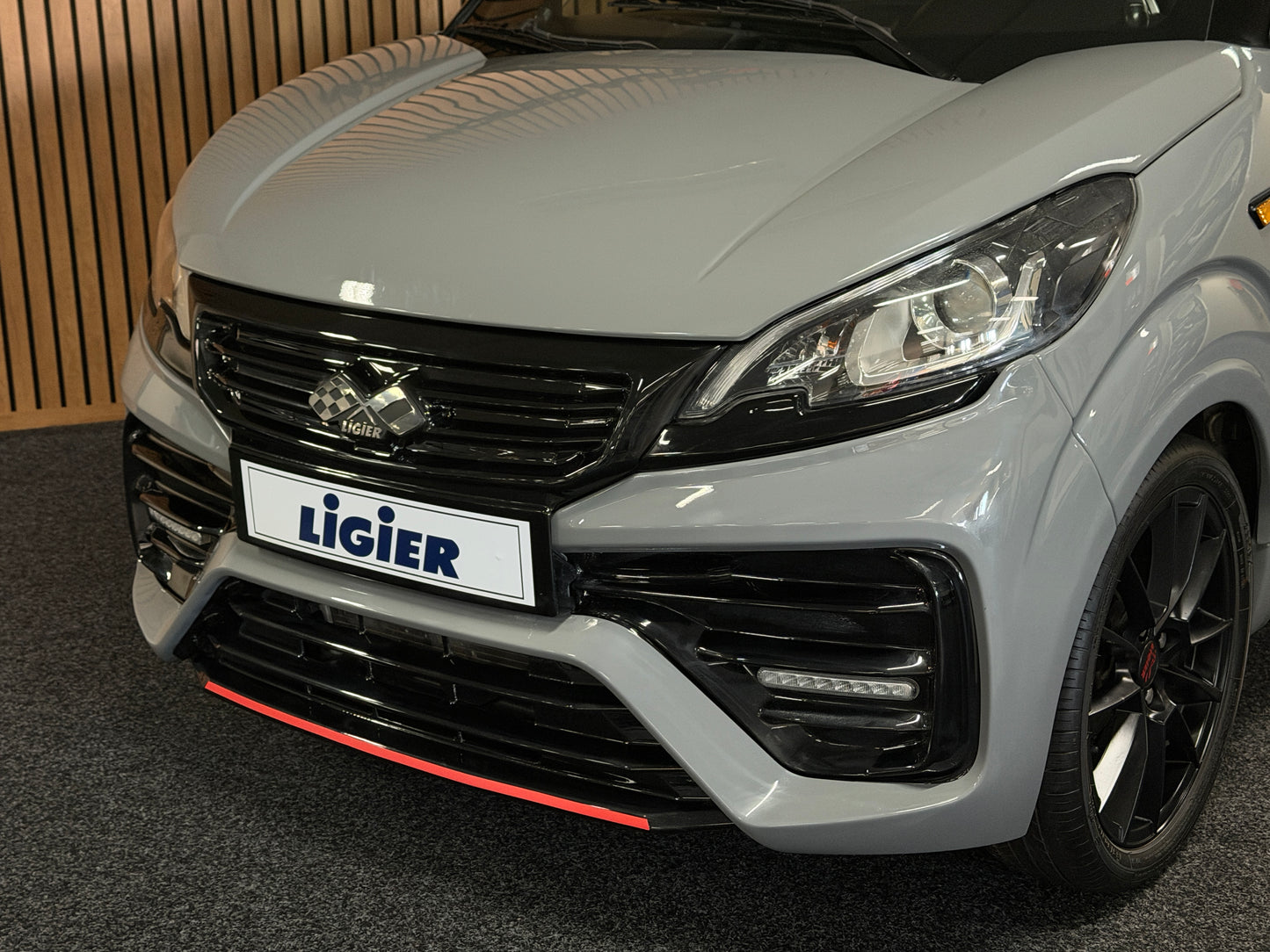 Ligier JS50 Ultimate Nardo Grau | Servolenkung | DAB + / Apple Carplay Ambilight | 8 PS leiser DCI Motor | 45 km/h | Rückfahrkamera | Innerhalb 250 KM Kostenlose Lieferung | Mopedauto | Leichtmobile