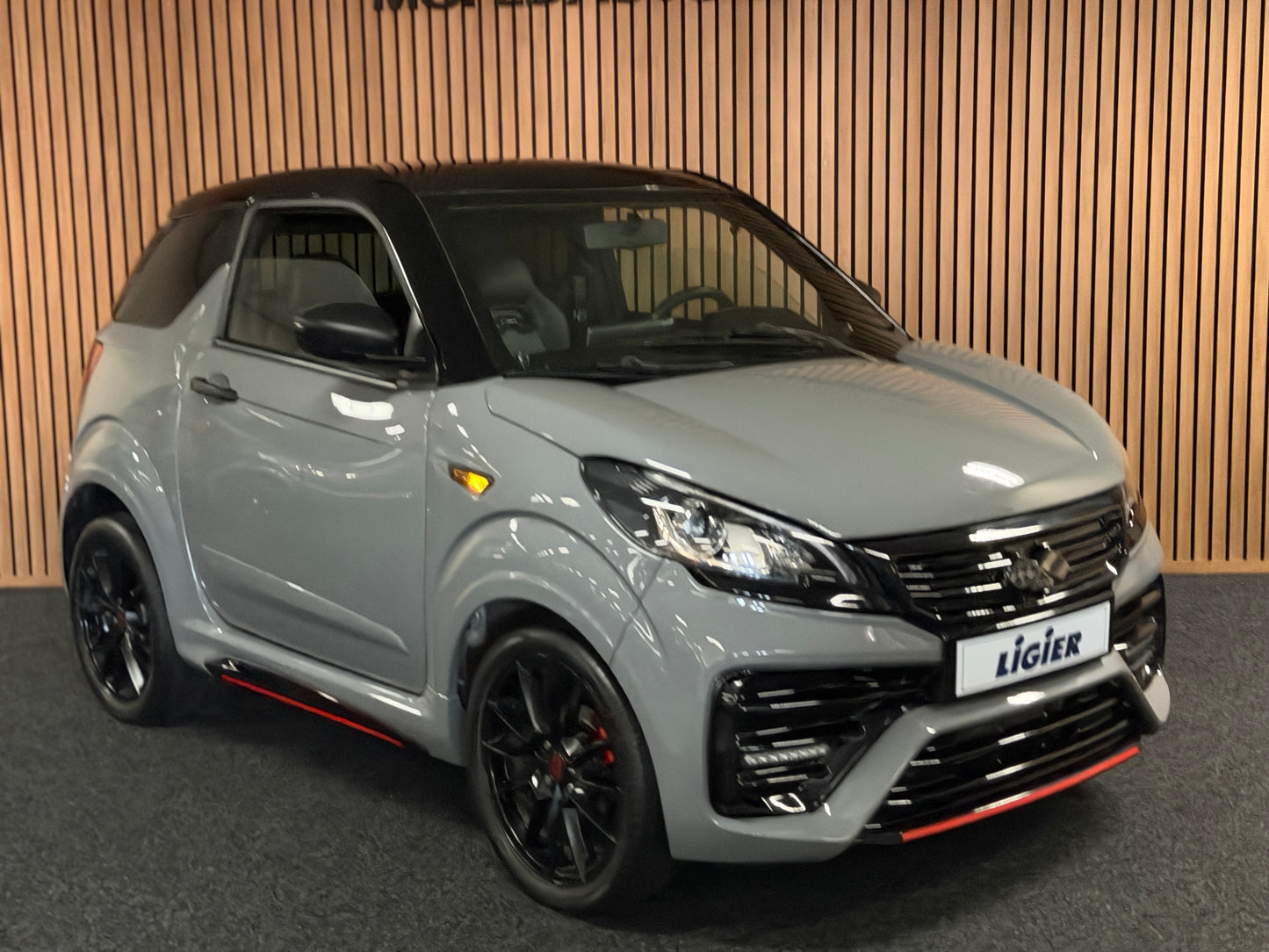 Ligier JS50 Ultimate Nardo Grau | Servolenkung | DAB + / Apple Carplay Ambilight | 8 PS leiser DCI Motor | 45 km/h | Rückfahrkamera | Innerhalb 250 KM Kostenlose Lieferung | Mopedauto | Leichtmobile