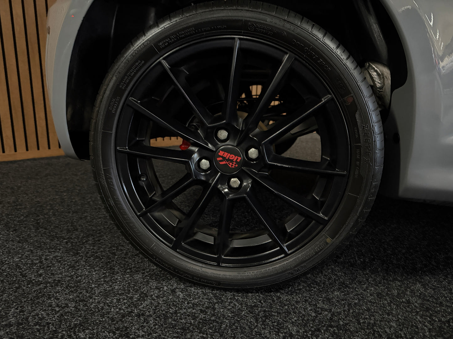 Ligier JS50 Ultimate Nardo Grau | Servolenkung | DAB + / Apple Carplay Ambilight | 8 PS leiser DCI Motor | 45 km/h | Rückfahrkamera | Innerhalb 250 KM Kostenlose Lieferung | Mopedauto | Leichtmobile