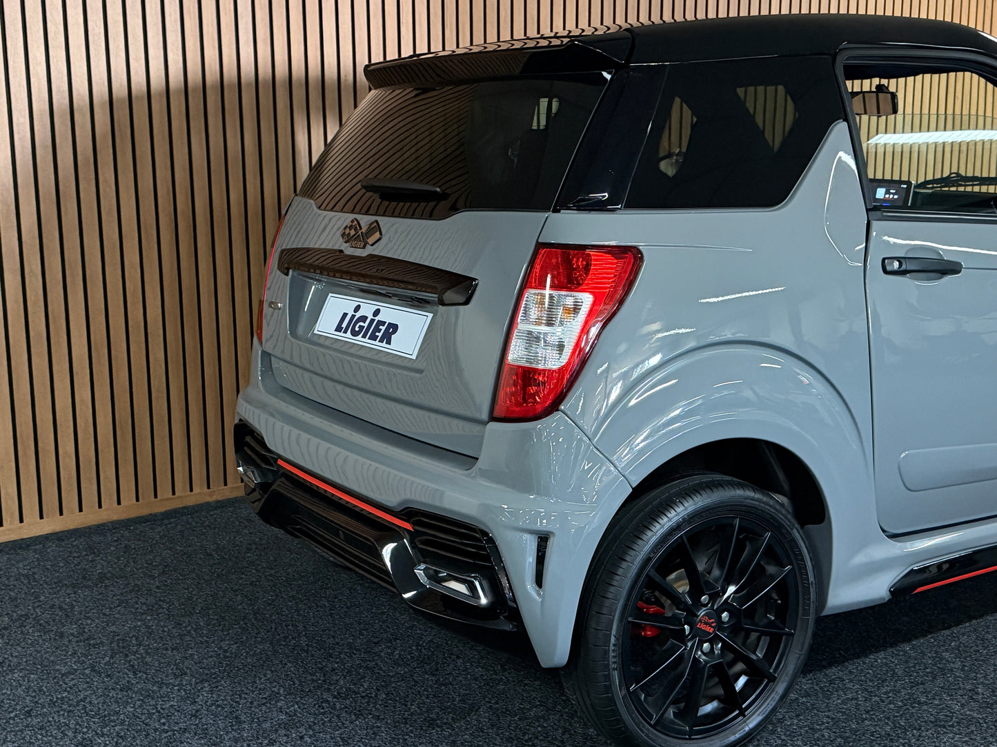 Ligier JS50 Ultimate Nardo Grau | Servolenkung | DAB + / Apple Carplay Ambilight | 8 PS leiser DCI Motor | 45 km/h | Rückfahrkamera | Innerhalb 250 KM Kostenlose Lieferung | Mopedauto | Leichtmobile