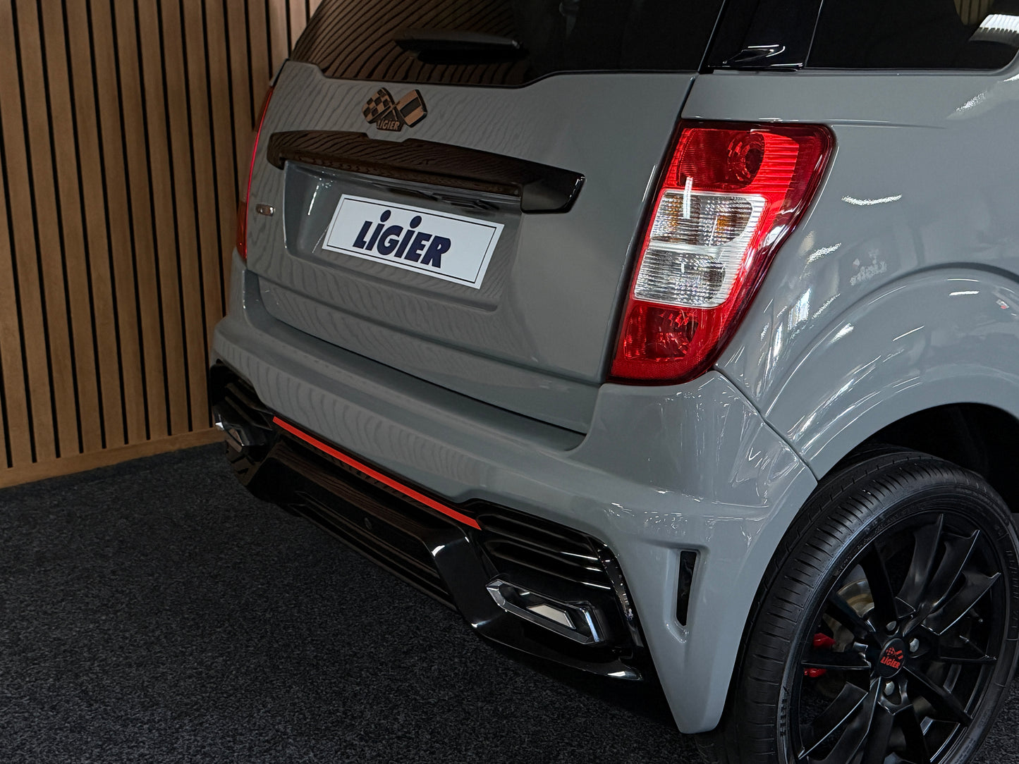 Ligier JS50 Ultimate Nardo Grau | Servolenkung | DAB + / Apple Carplay Ambilight | 8 PS leiser DCI Motor | 45 km/h | Rückfahrkamera | Innerhalb 250 KM Kostenlose Lieferung | Mopedauto | Leichtmobile