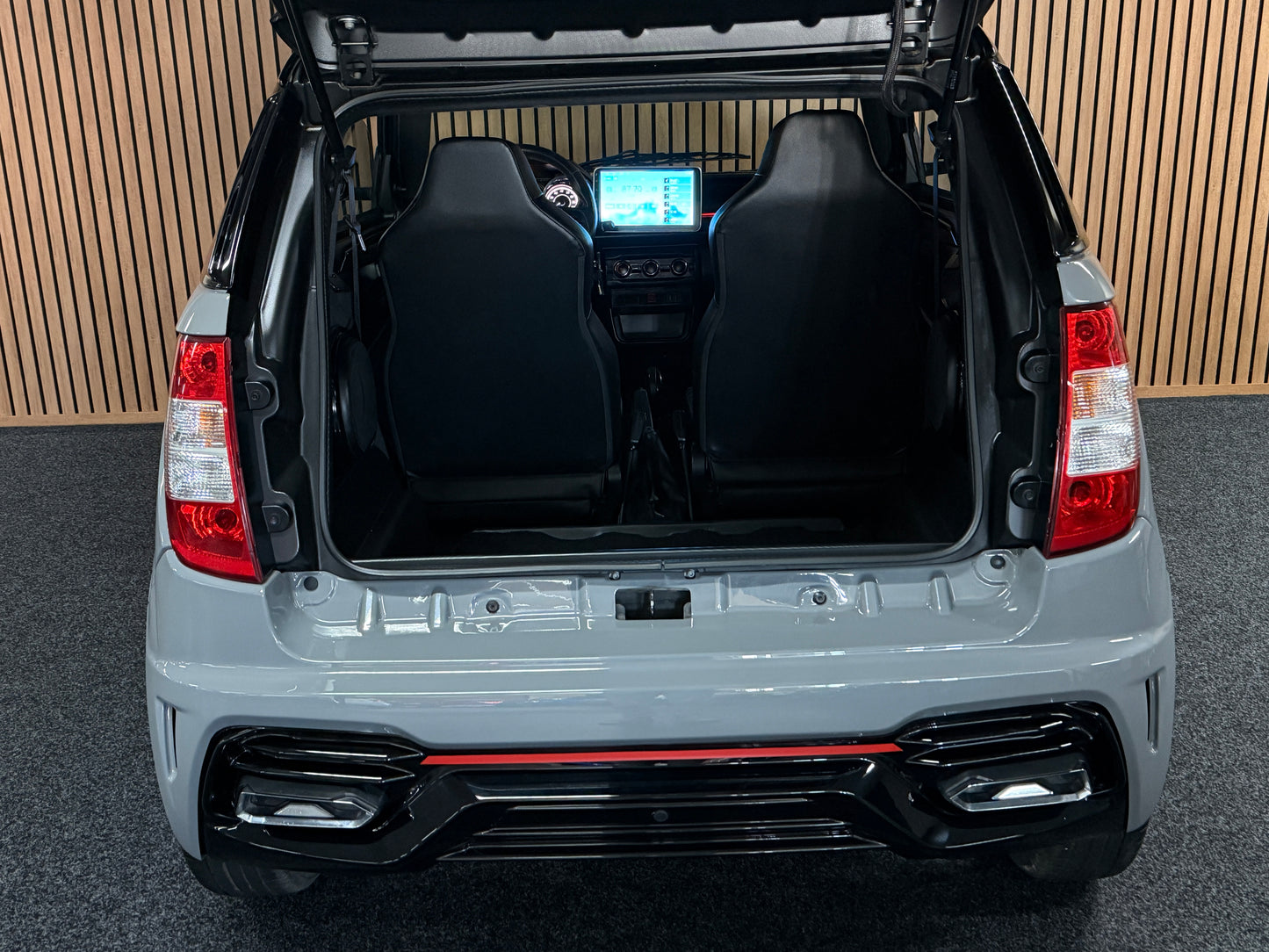 Ligier JS50 Ultimate Nardo Grau | Servolenkung | DAB + / Apple Carplay Ambilight | 8 PS leiser DCI Motor | 45 km/h | Rückfahrkamera | Innerhalb 250 KM Kostenlose Lieferung | Mopedauto | Leichtmobile