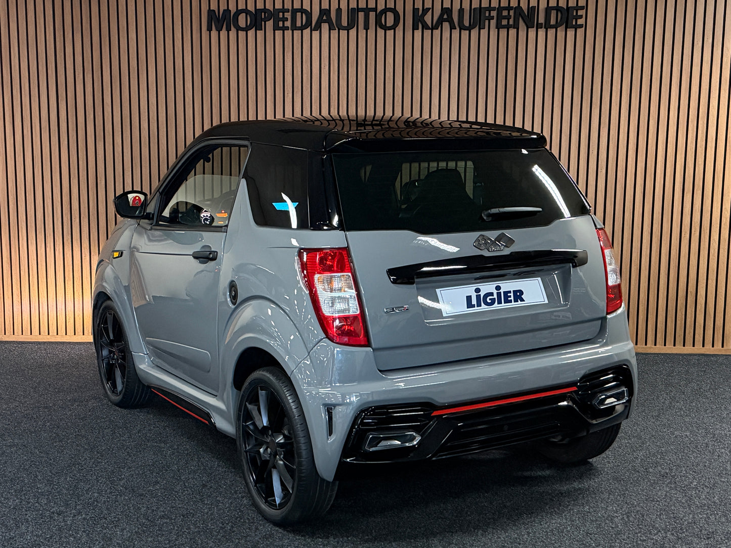 Ligier JS50 Ultimate Nardo Grau | Servolenkung | DAB + / Apple Carplay Ambilight | 8 PS leiser DCI Motor | 45 km/h | Rückfahrkamera | Innerhalb 250 KM Kostenlose Lieferung | Mopedauto | Leichtmobile