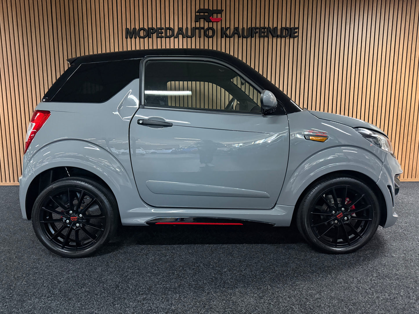 Ligier JS50 Sport Ultimate Nardo Grau | Rückfahrkamera | Servolenkung | 8 PS leiser DCI motor | Apple Carplay / Android | 45 km/h | Innerhalb 250 KM Kostenlose Lieferung | Mopedauto | Leichtmobile