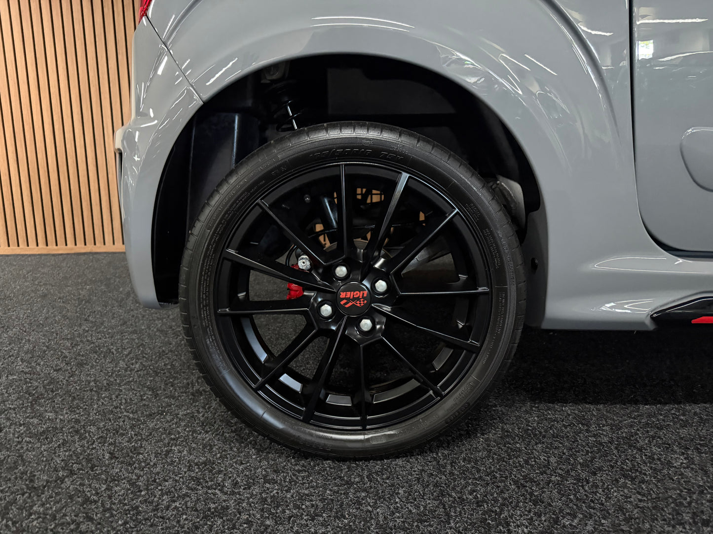 Ligier JS50 Sport Ultimate Nardo Grau | Rückfahrkamera | Servolenkung | 8 PS leiser DCI motor | Apple Carplay / Android | 45 km/h | Innerhalb 250 KM Kostenlose Lieferung | Mopedauto | Leichtmobile