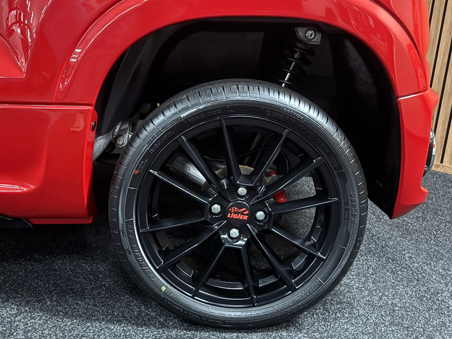 Ligier JS60 Sport Ultimate 2024 | 3053 KM !! | Servolenkung | Ambientebeleuchtung 8 PS leiser DCI Motor | 45 km/h | Rückfahrkamera | Innerhalb 250 KM Kostenlose Lieferung | Mopedauto | Leichtmobile